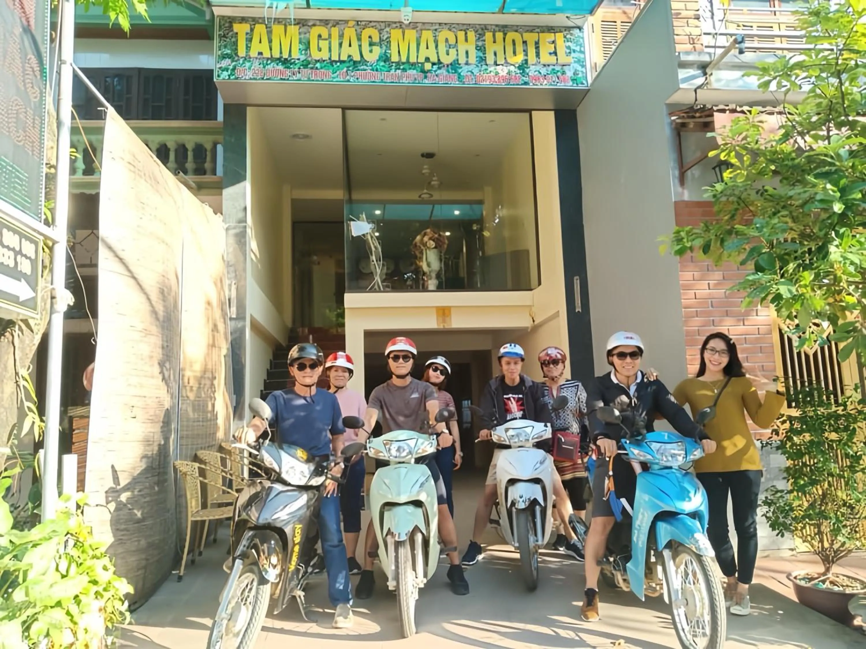 group of guests in Tam Giác Mạch Hotel