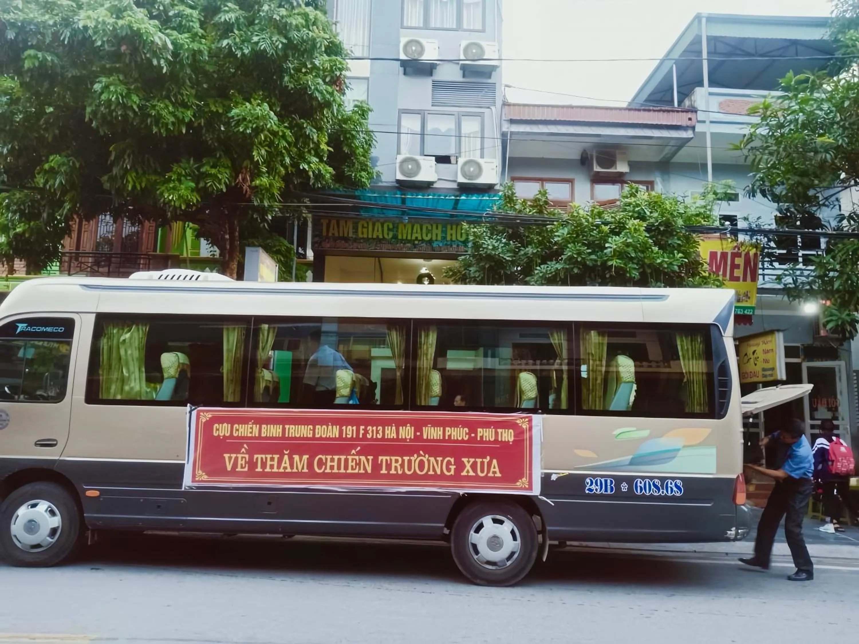 shuttle in Tam Giác Mạch Hotel