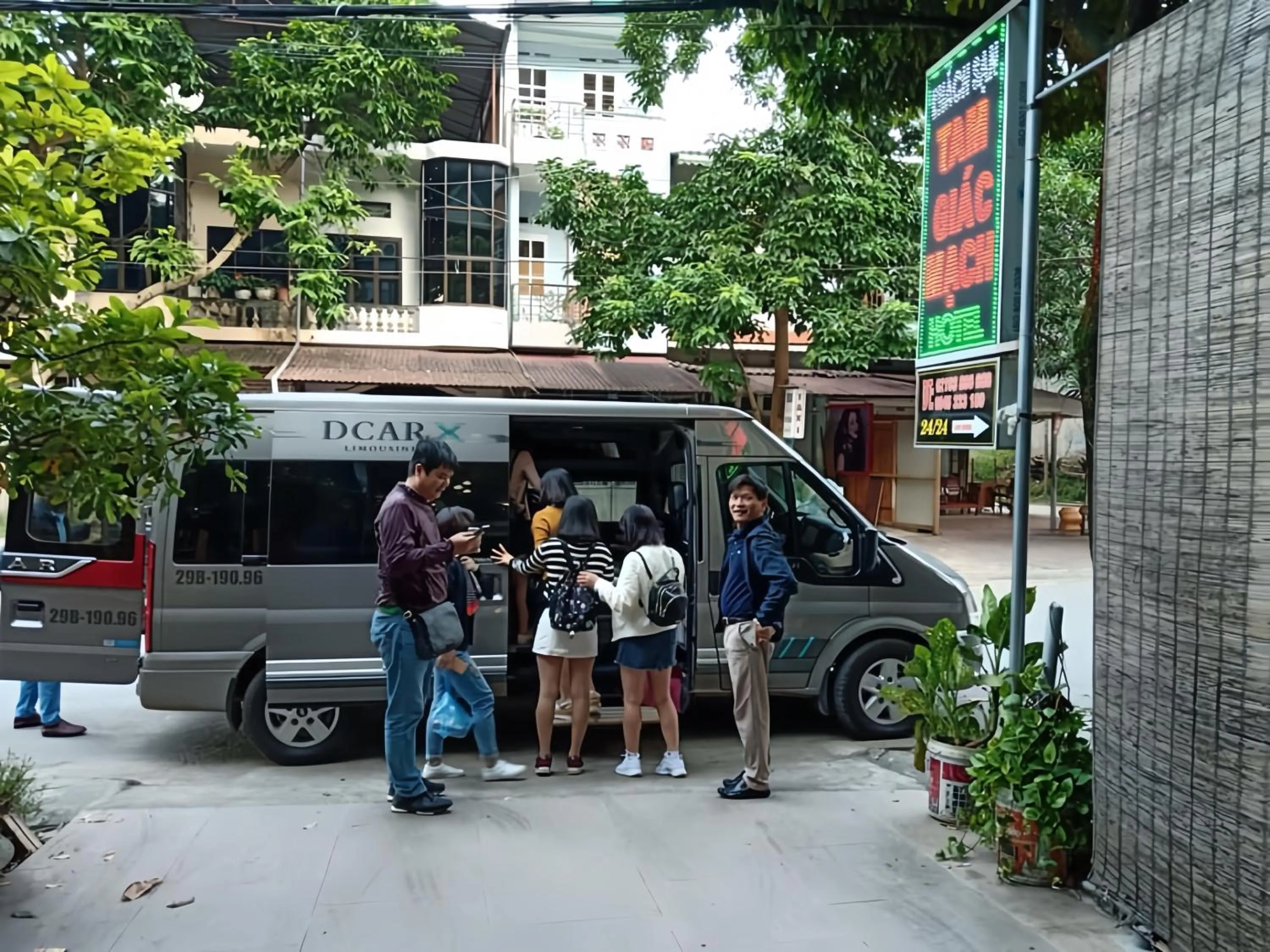 group of guests in Tam Giác Mạch Hotel