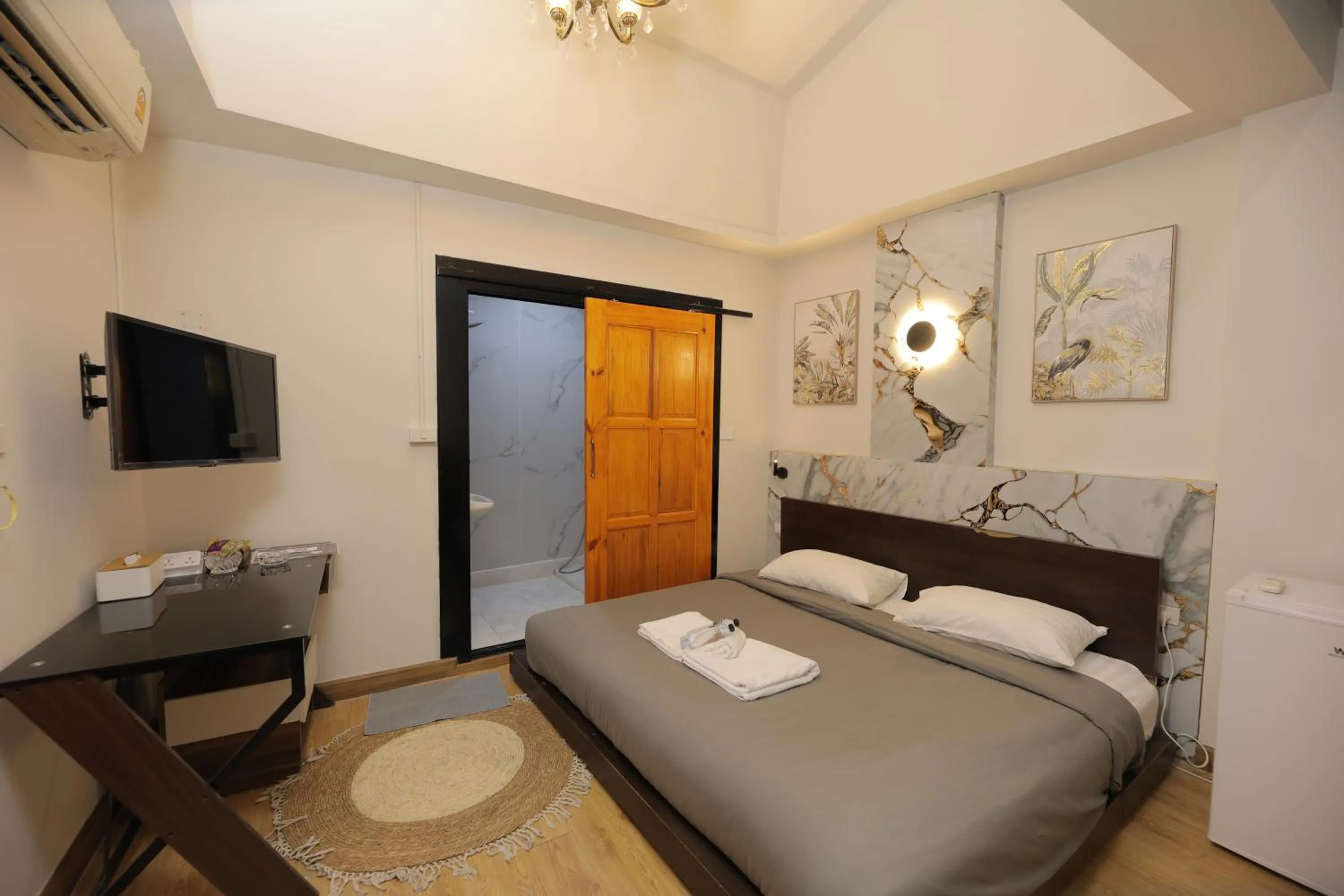 View (from property/room), Bed in Bud Brew Beyond Dispensary and Hotel