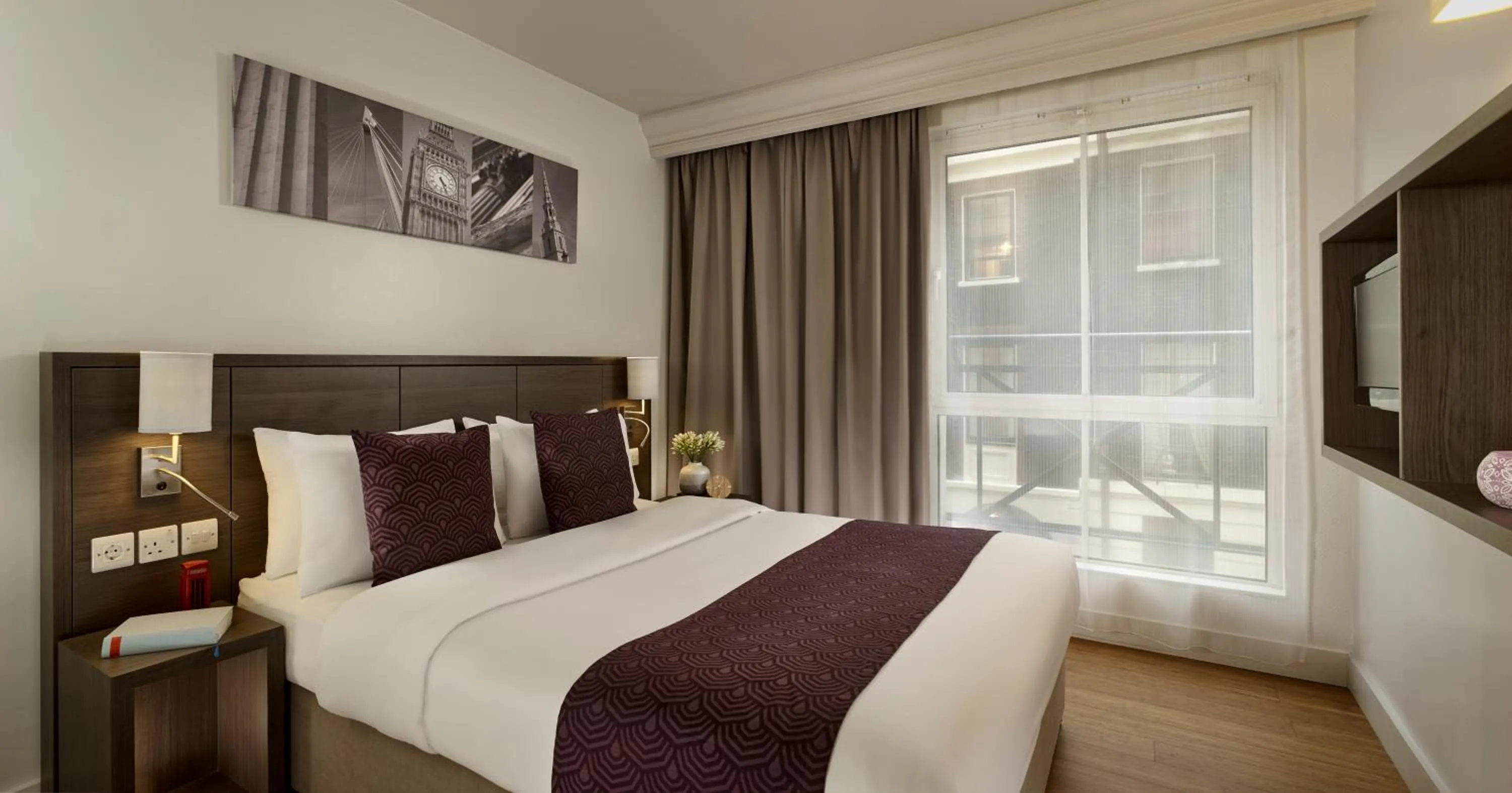 Bedroom, Bed in Citadines Trafalgar Square London