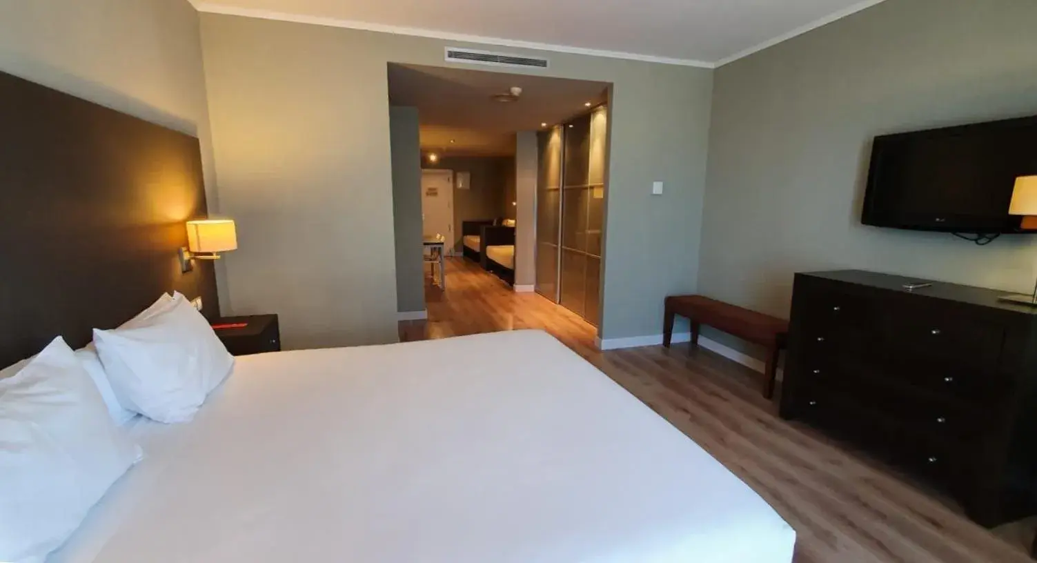 Photo of the whole room, Bed in HG La Molina Photo of the whole room, Bed in HG La Molina