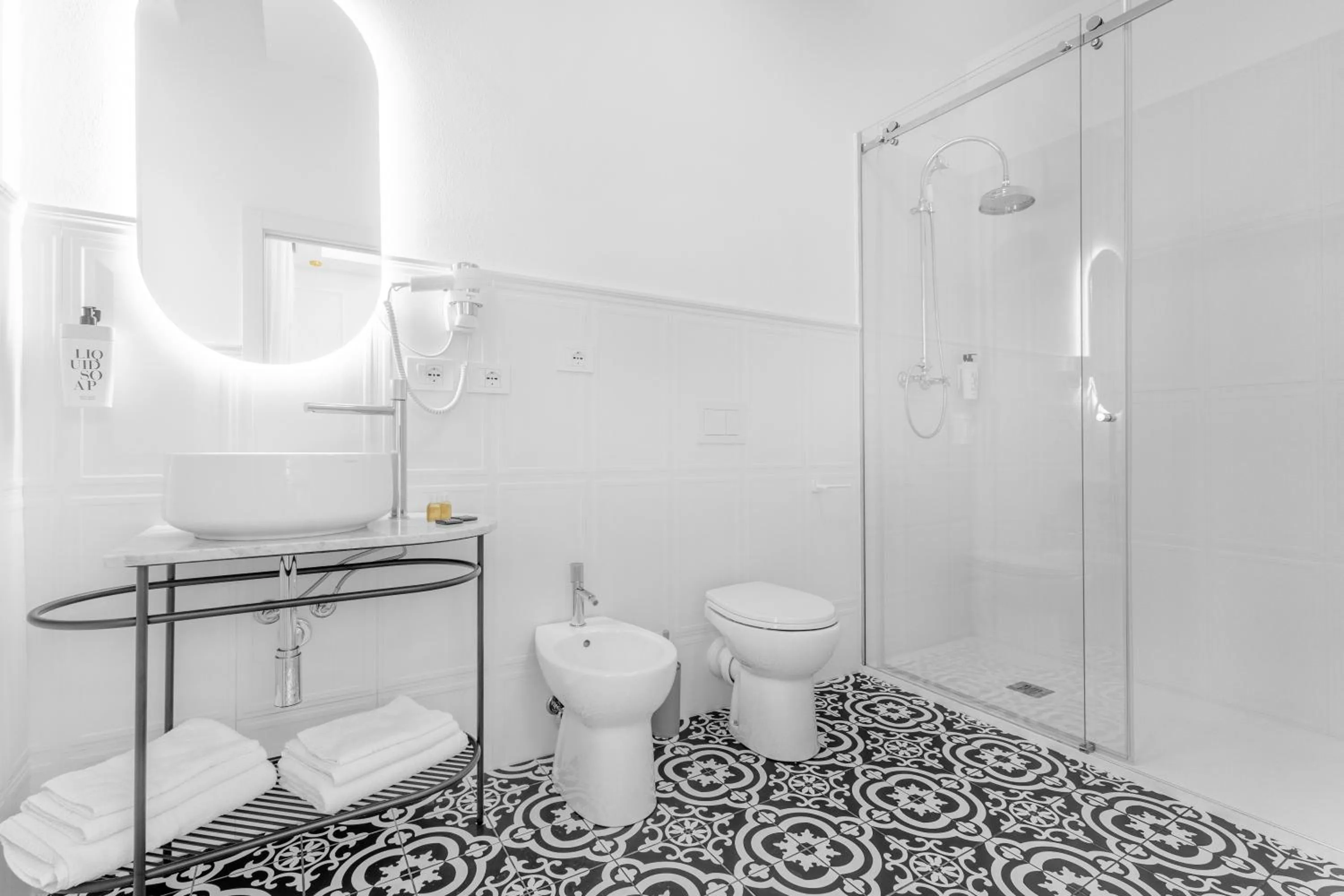 Shower in Montello Suites Foresteria Lombarda