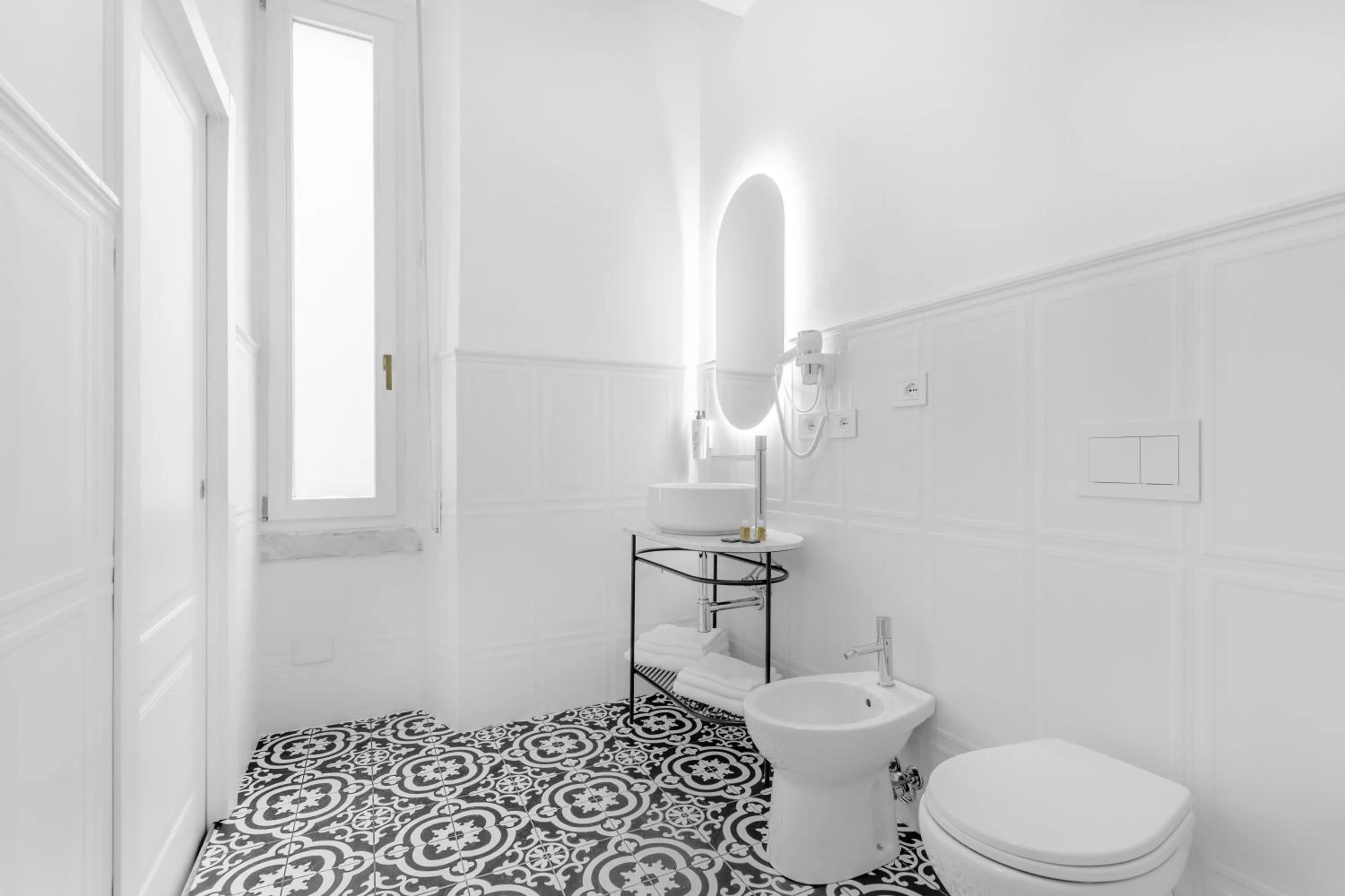 Toilet in Montello Suites Foresteria Lombarda