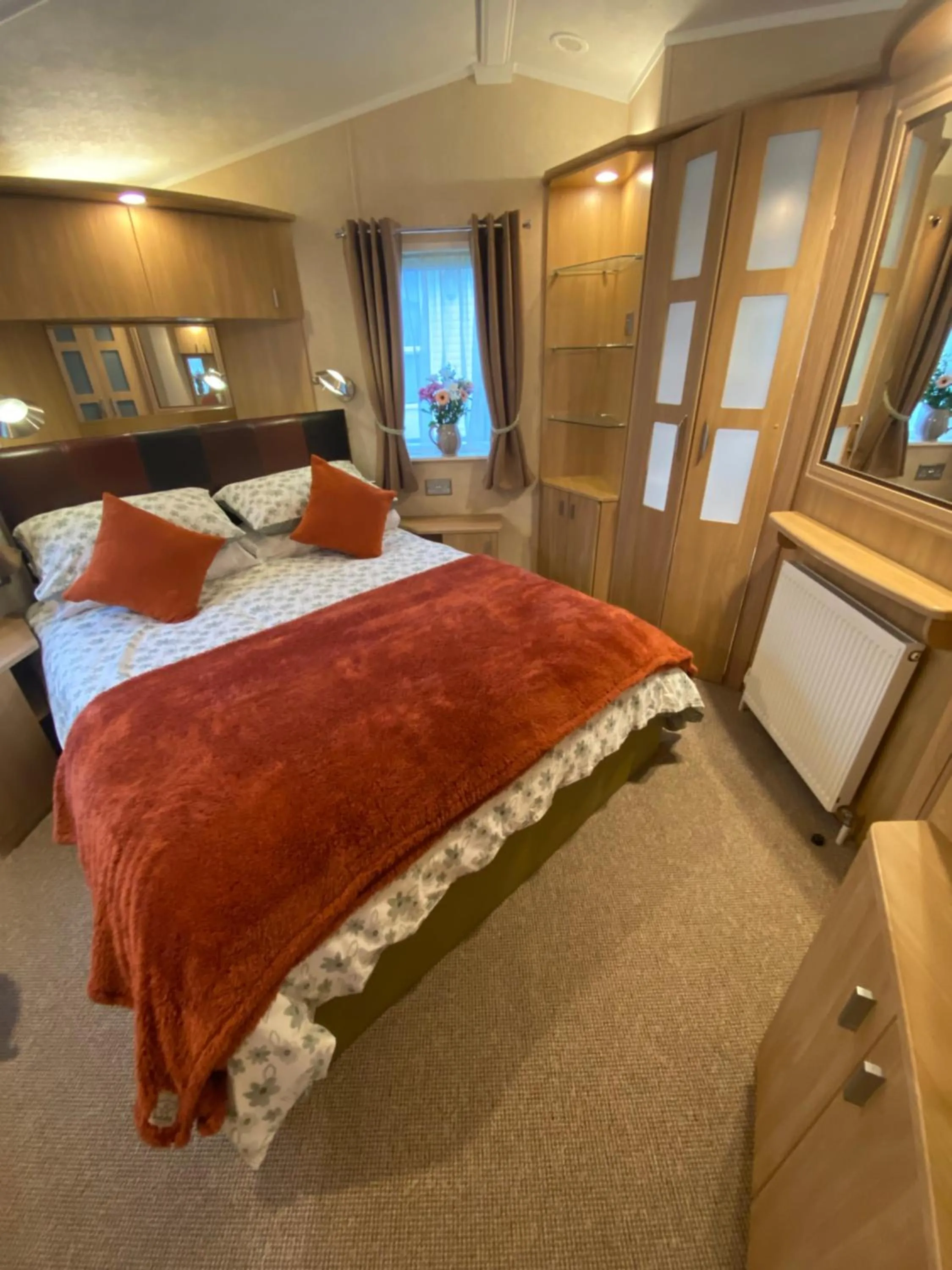 Bedroom, Bed in Red Squirrel Lodge