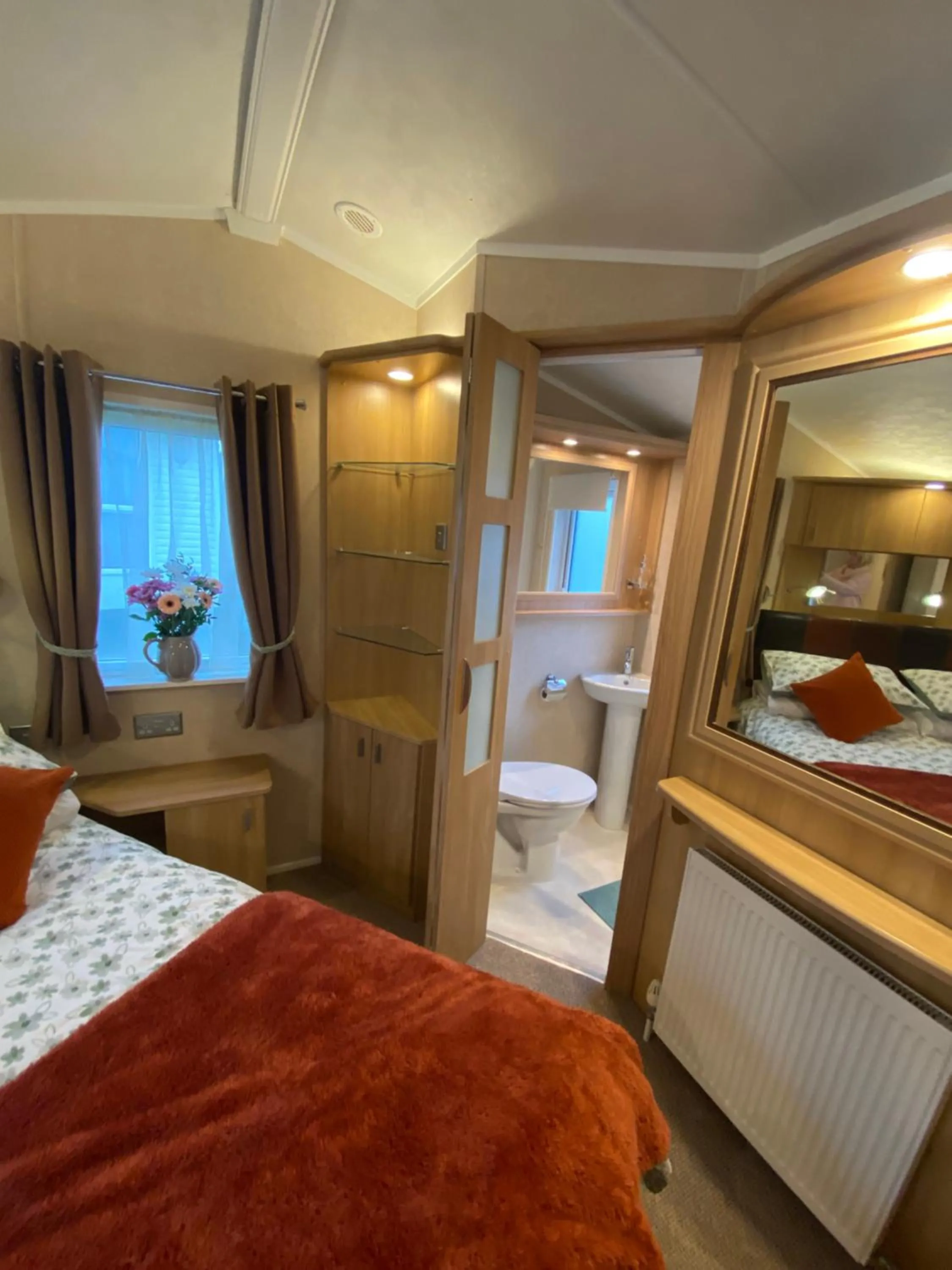 Bedroom, Bed in Red Squirrel Lodge