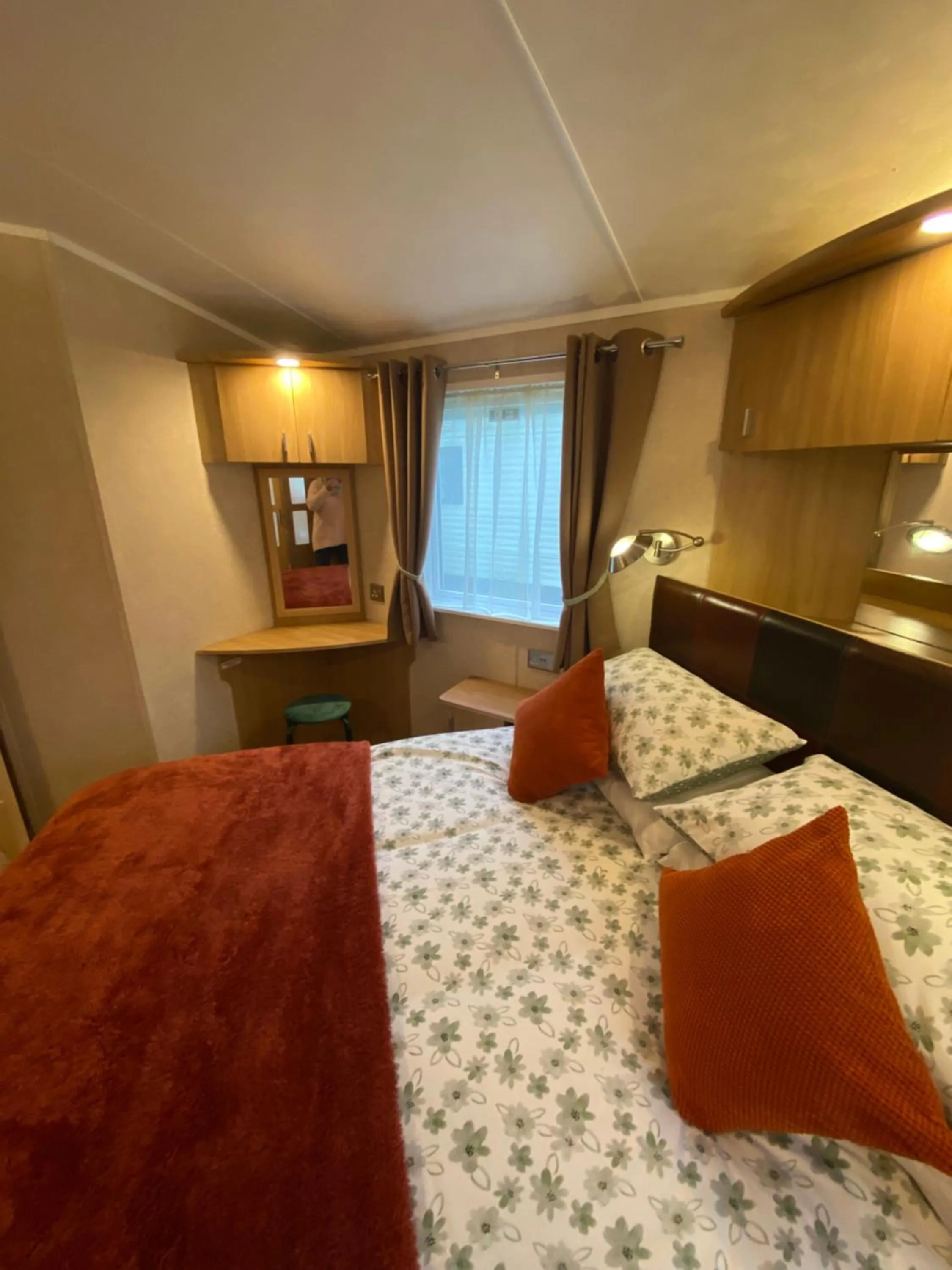 Bedroom, Bed in Red Squirrel Lodge