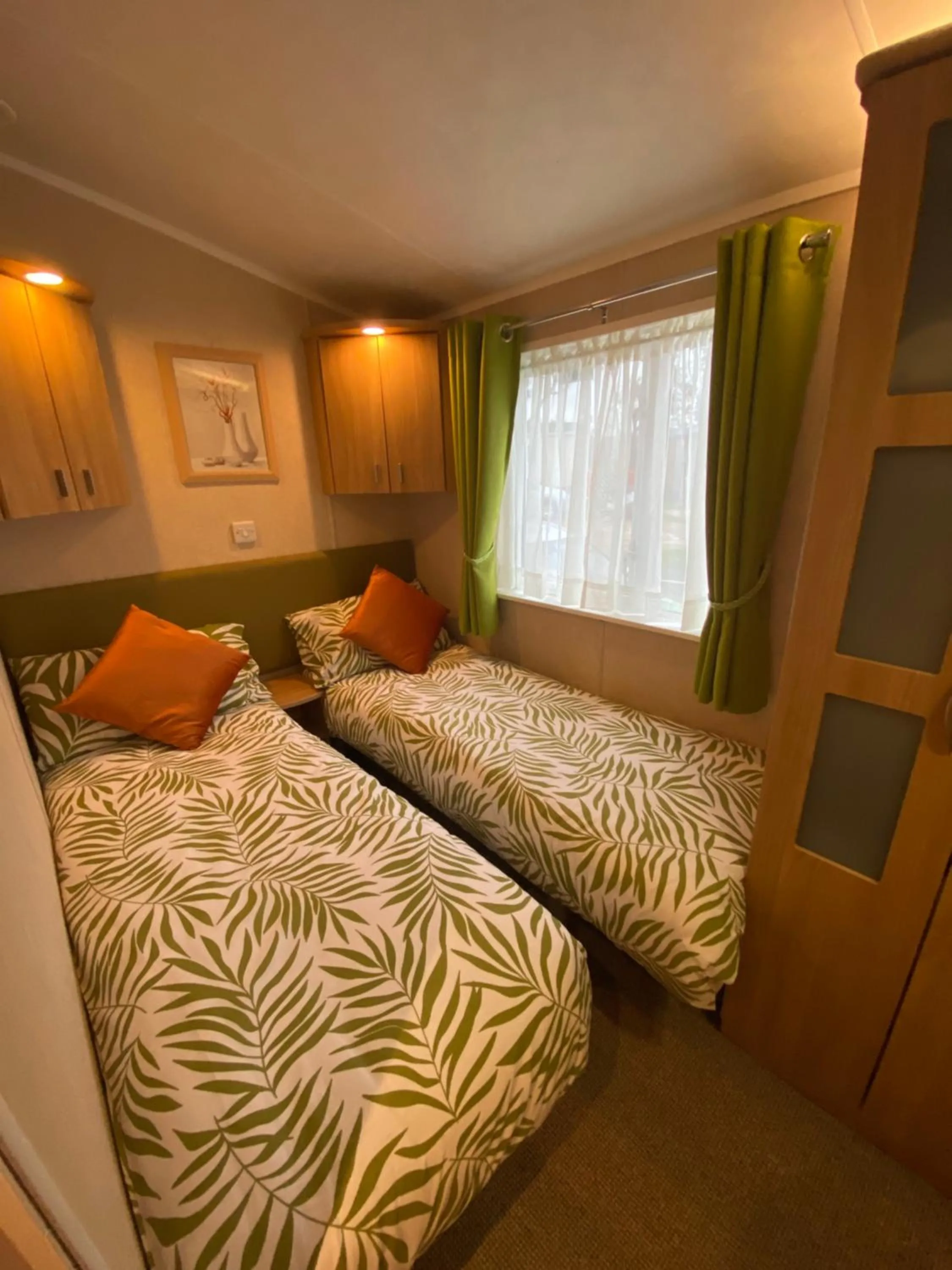 Bedroom, Bed in Red Squirrel Lodge
