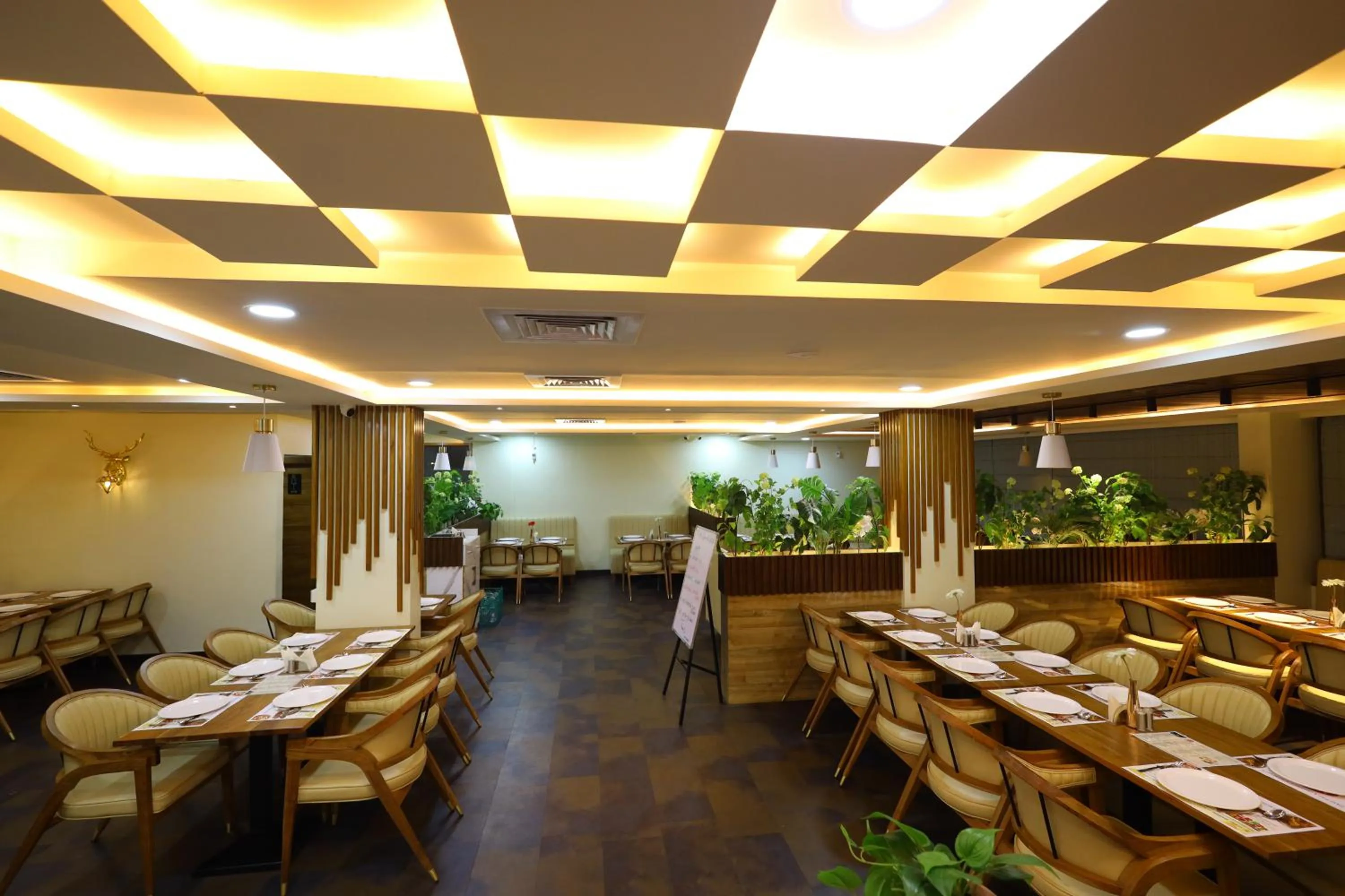 Restaurant/places to eat in Hotel Pasupala Inn