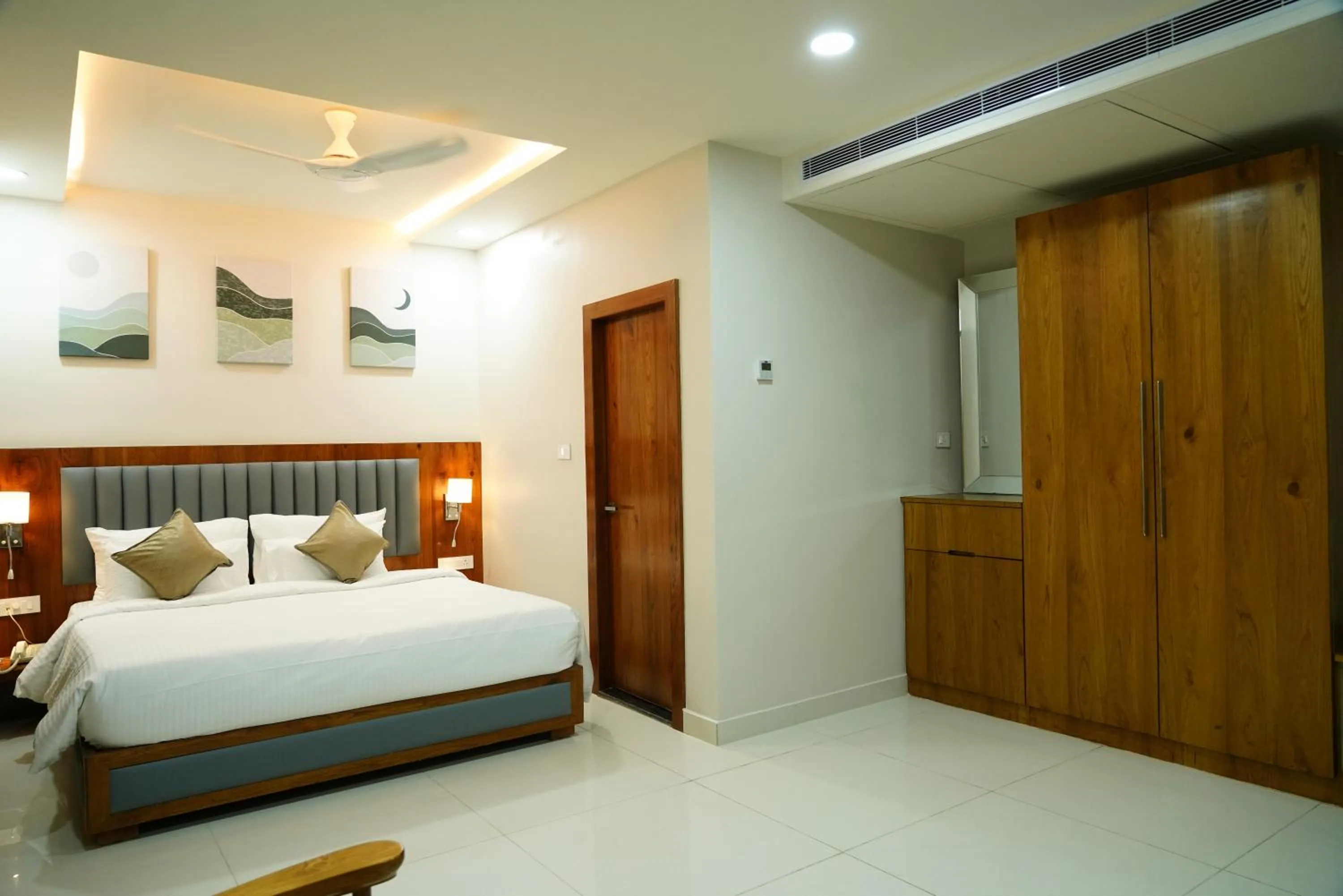 Bed in Hotel Pasupala Inn