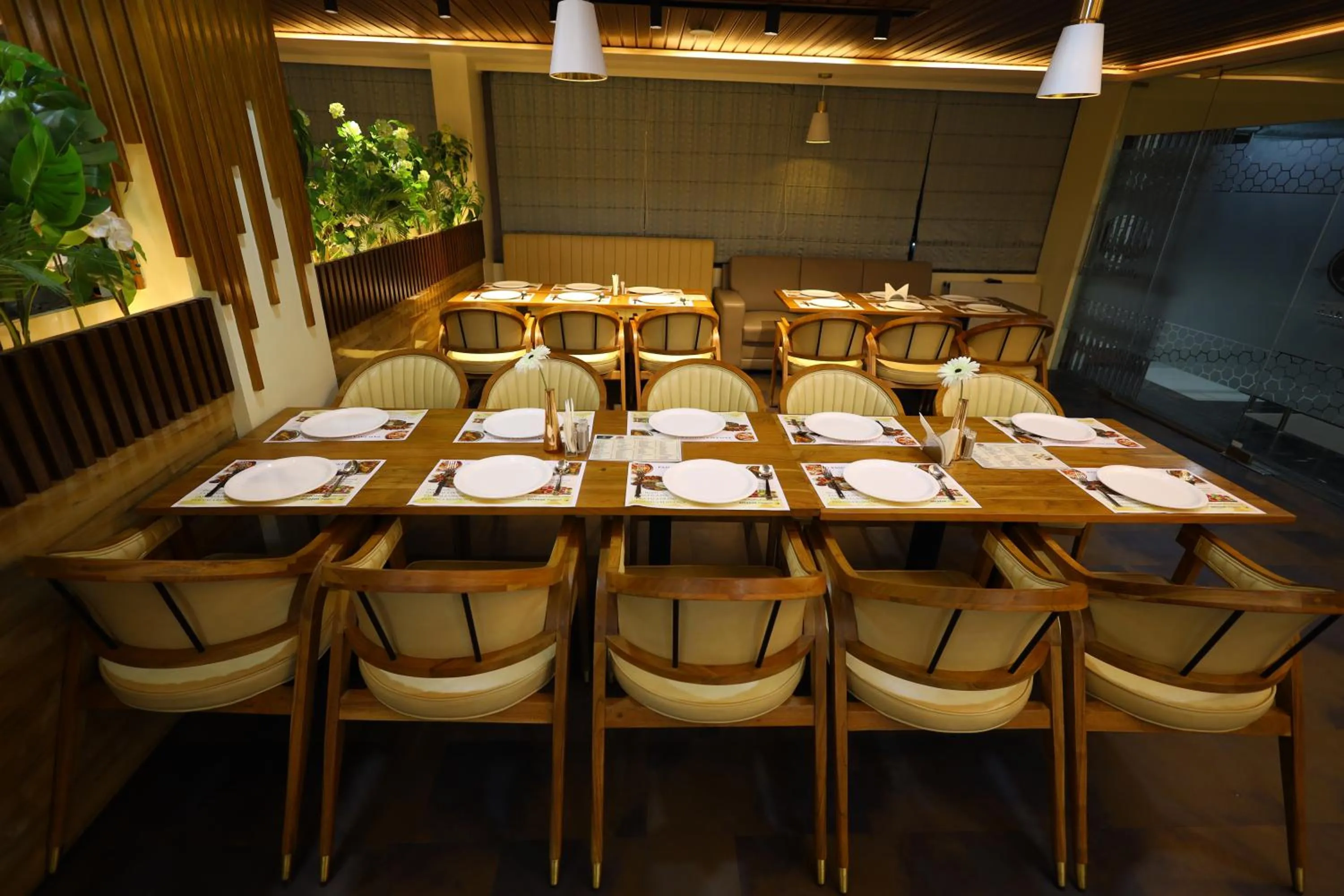 Restaurant/places to eat in Hotel Pasupala Inn