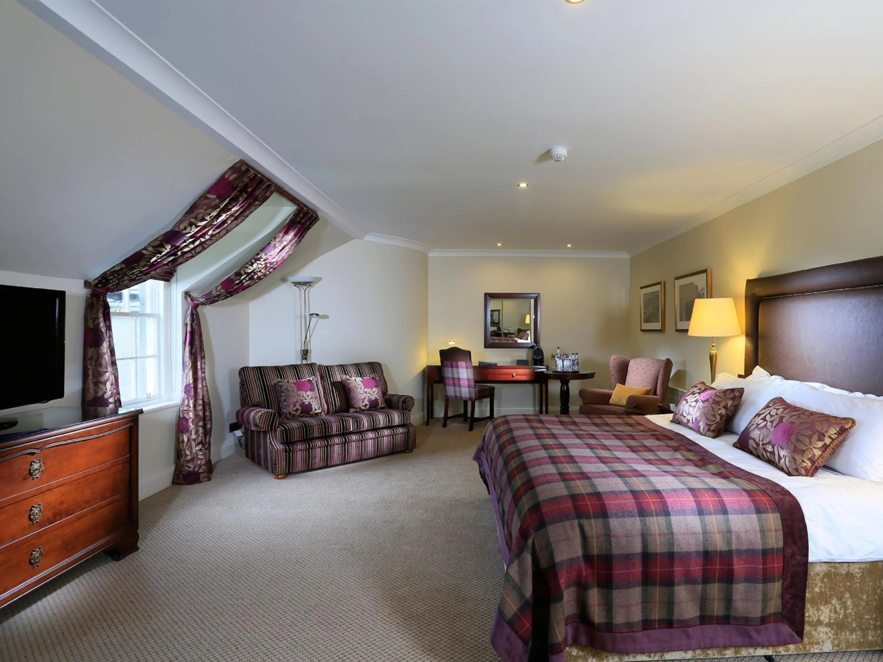 Photo of the whole room, Bed in Macdonald Pittodrie House