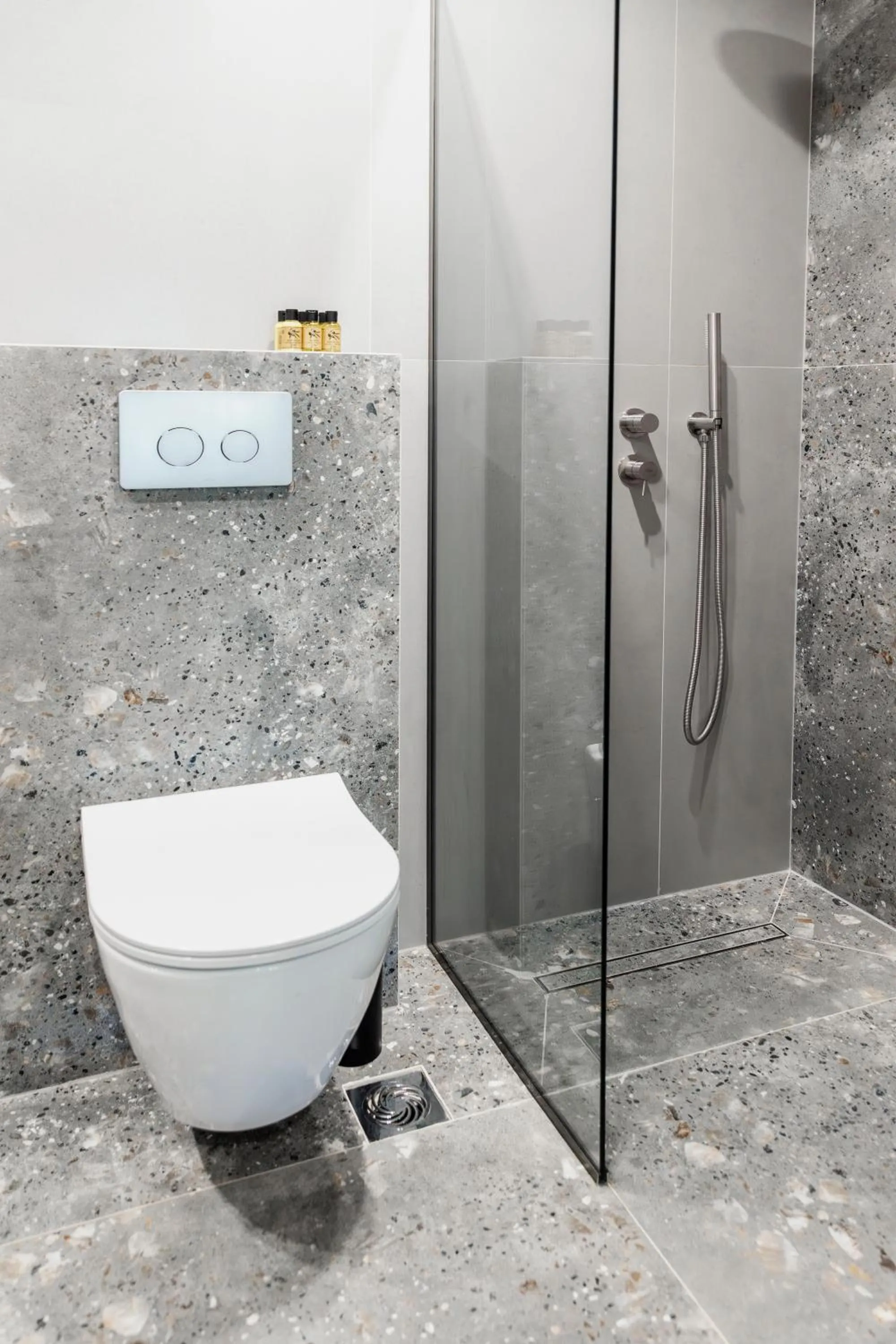 Shower in Kenta Mountain Hotel & Gastrobar