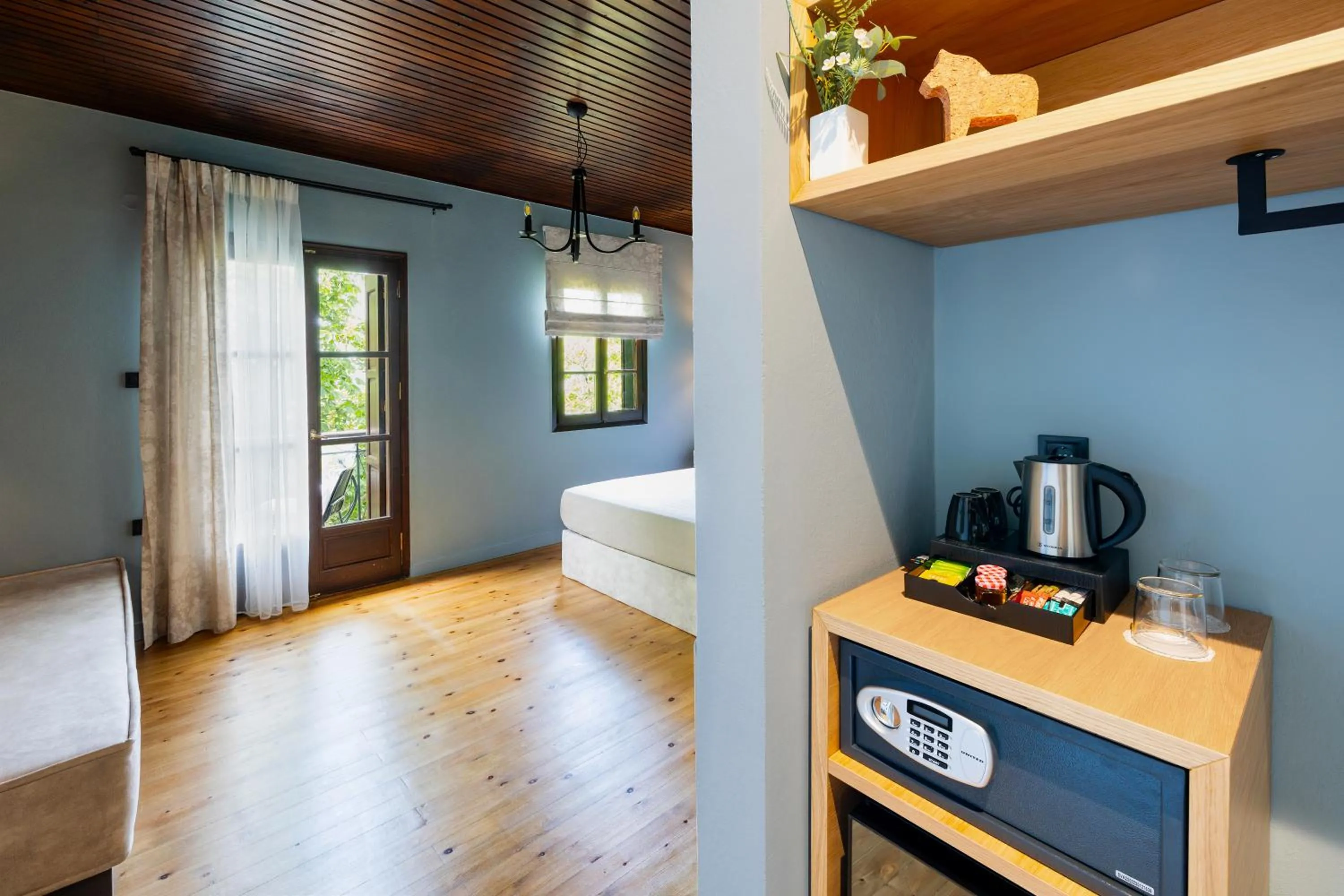 Coffee/tea facilities, Bed in Kenta Mountain Hotel & Gastrobar