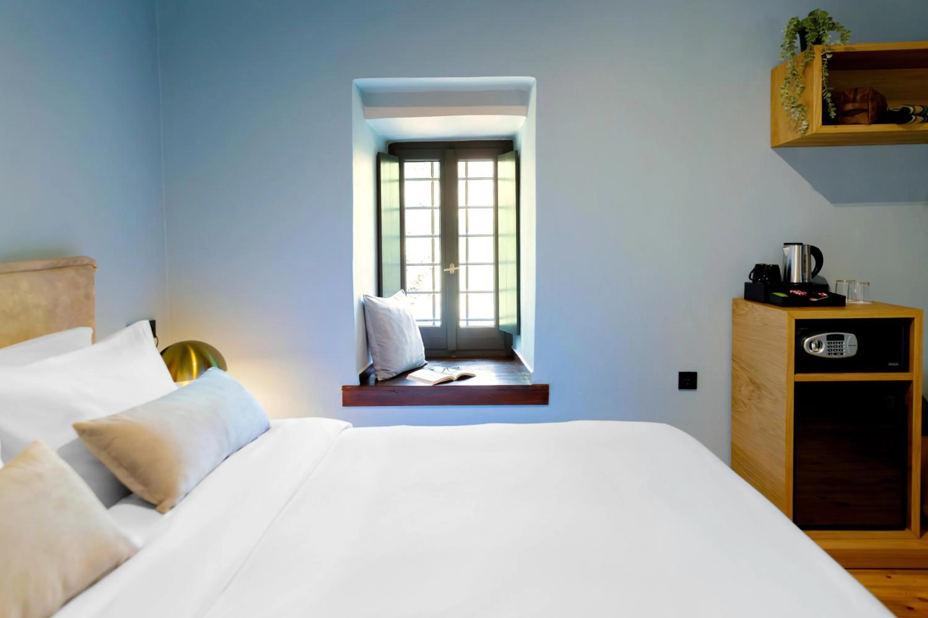 View (from property/room), Bed in Kenta Mountain Hotel & Gastrobar