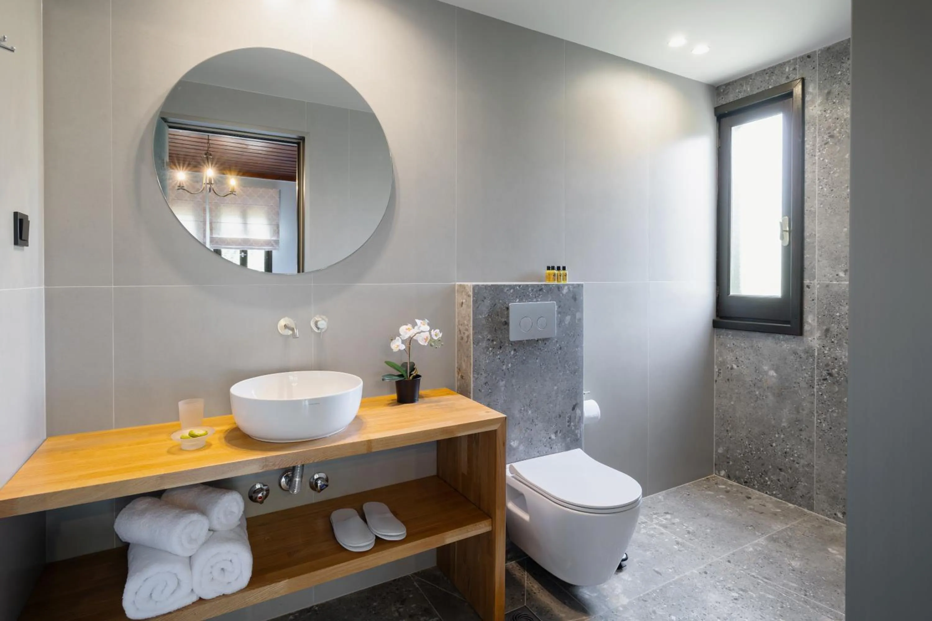 Shower in Kenta Mountain Hotel & Gastrobar