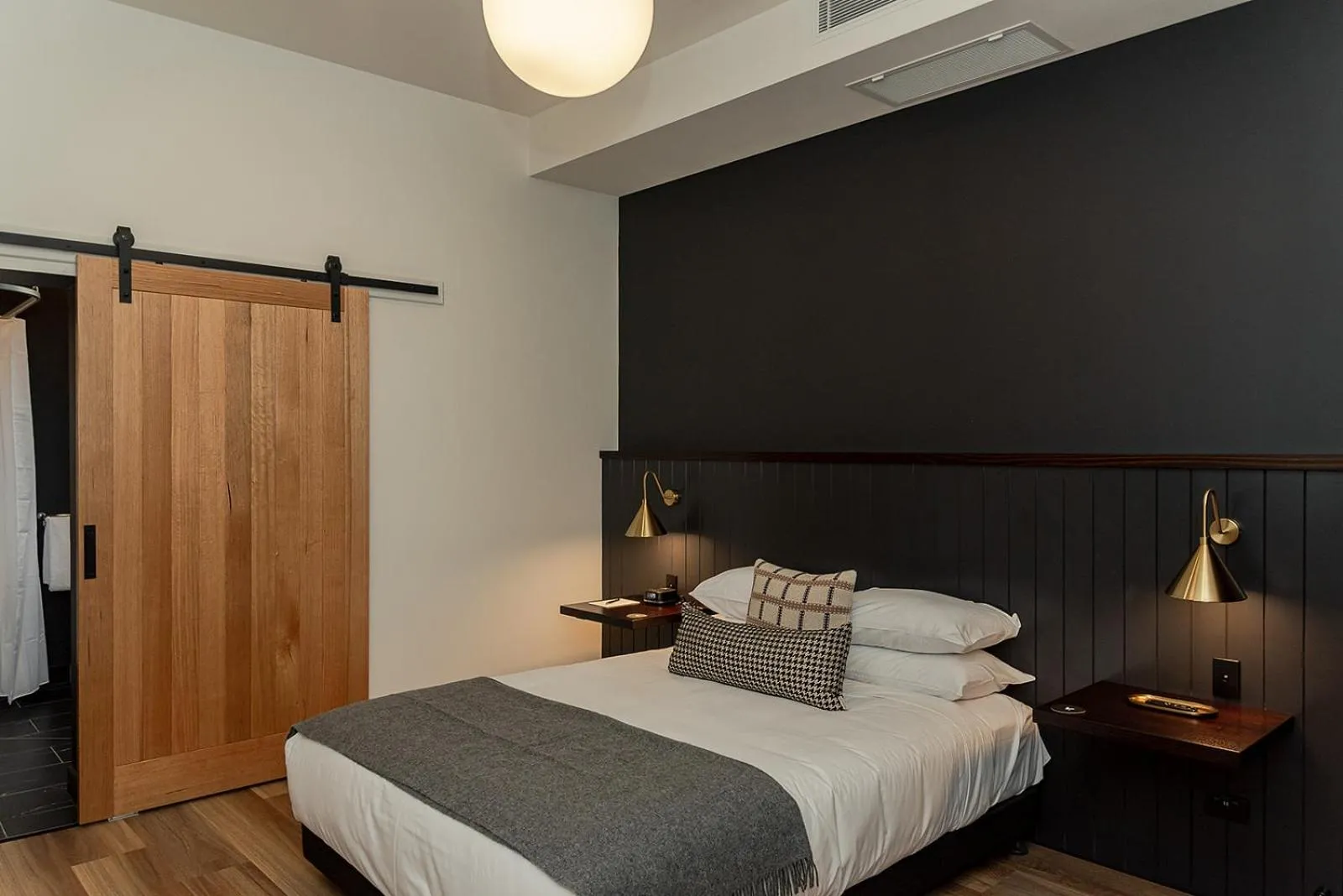 Queen Room - Disability Access in The Victoria Hotel Rutherglen