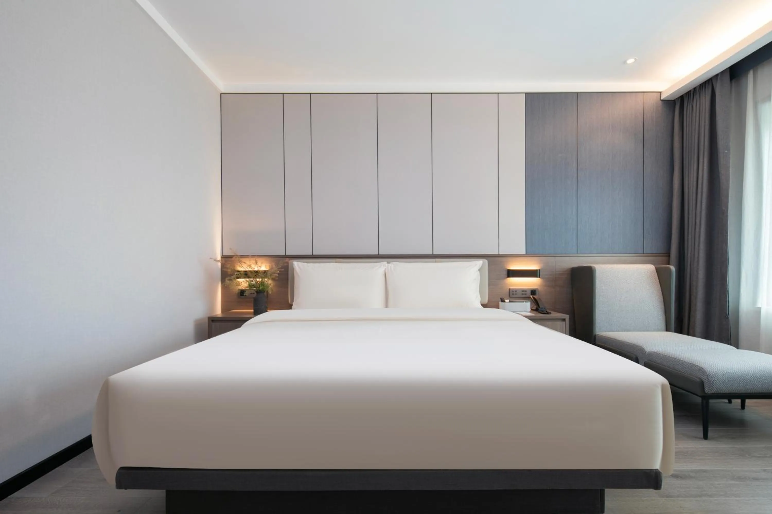 Property building, Bed in Atour X Hotel Ningbo Railway Station North Square