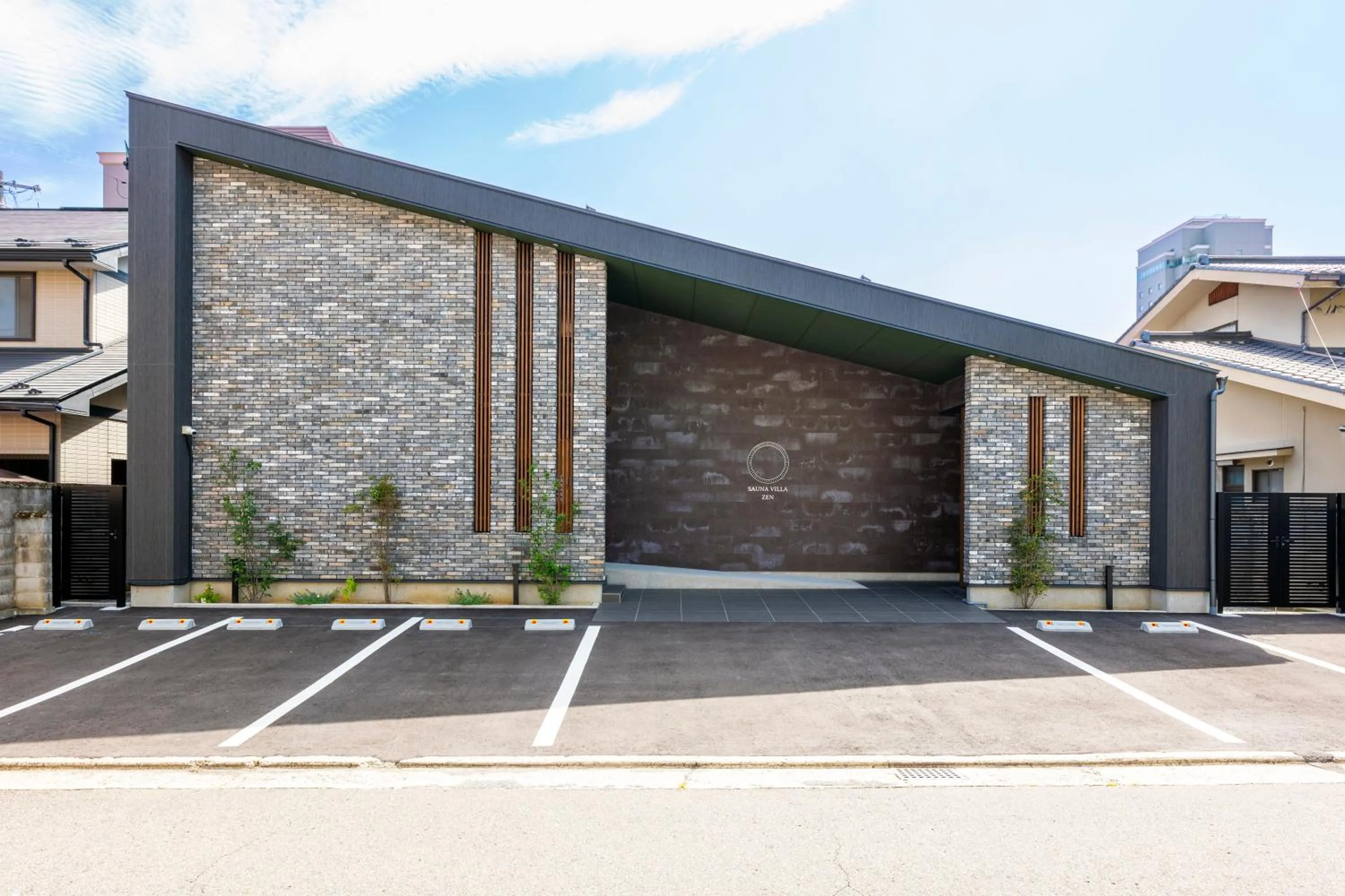 Property building in SAUNA VILLA 然