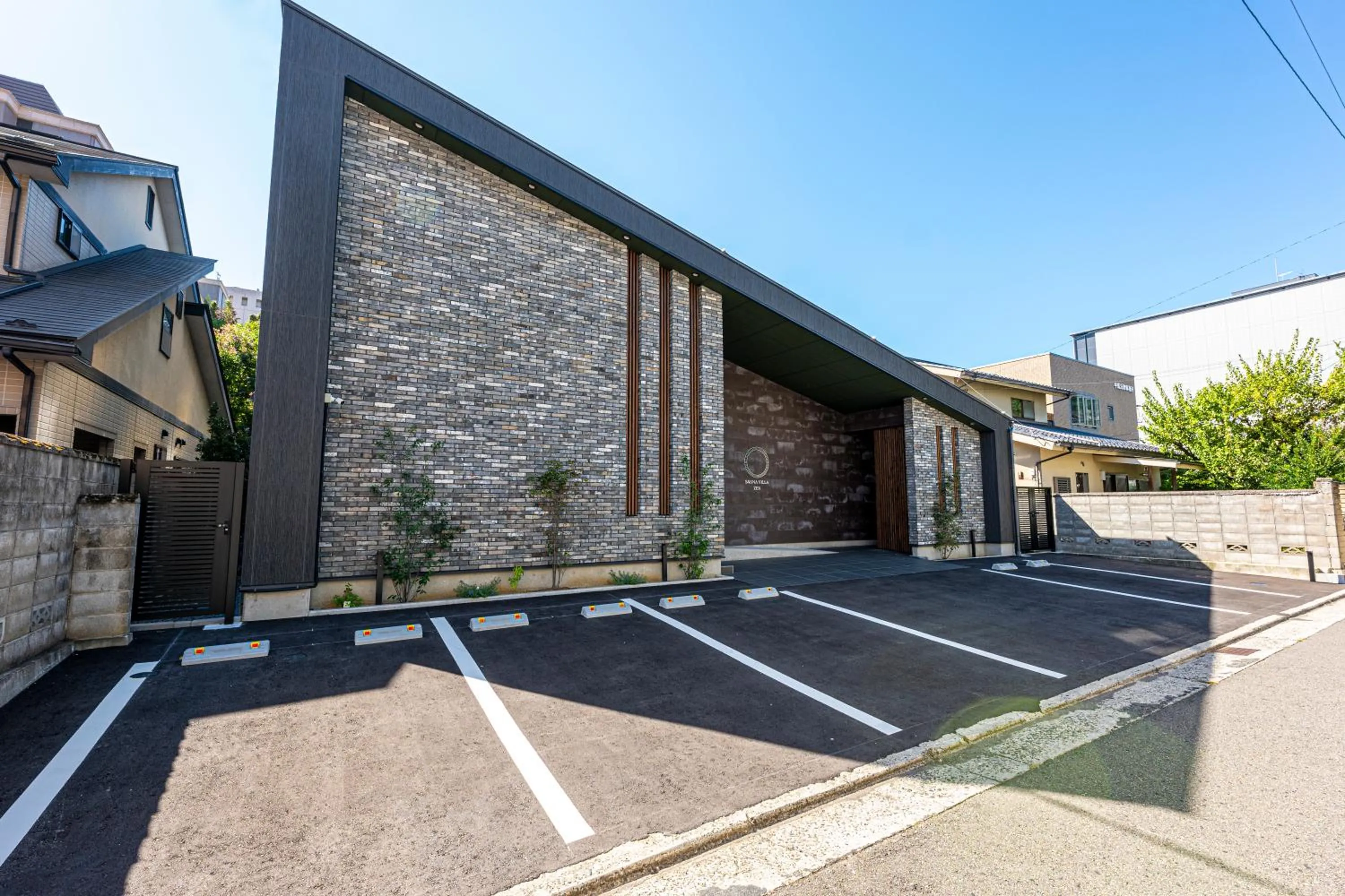 Property building in SAUNA VILLA 然