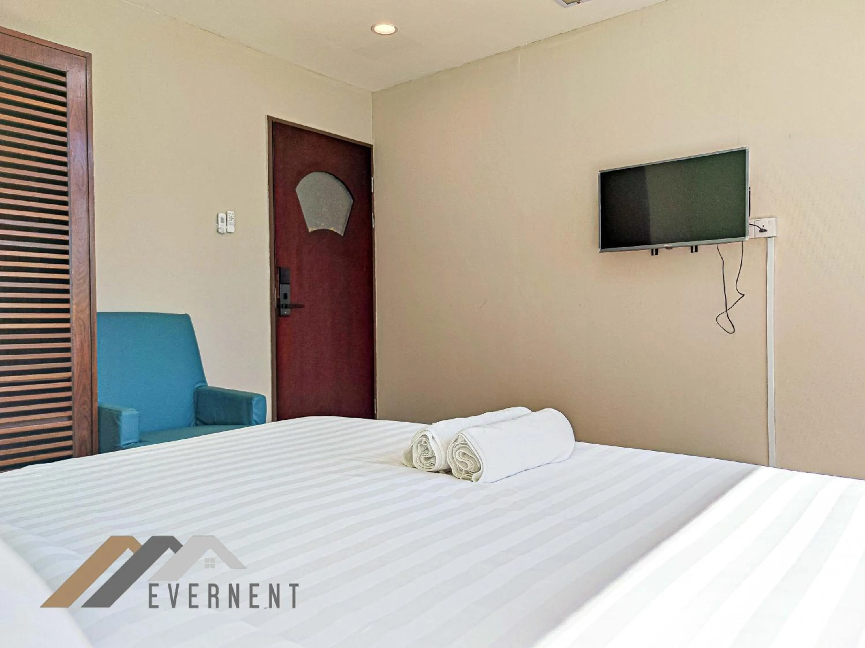 Bedroom, Bed in The Loft Hostel by Evernent