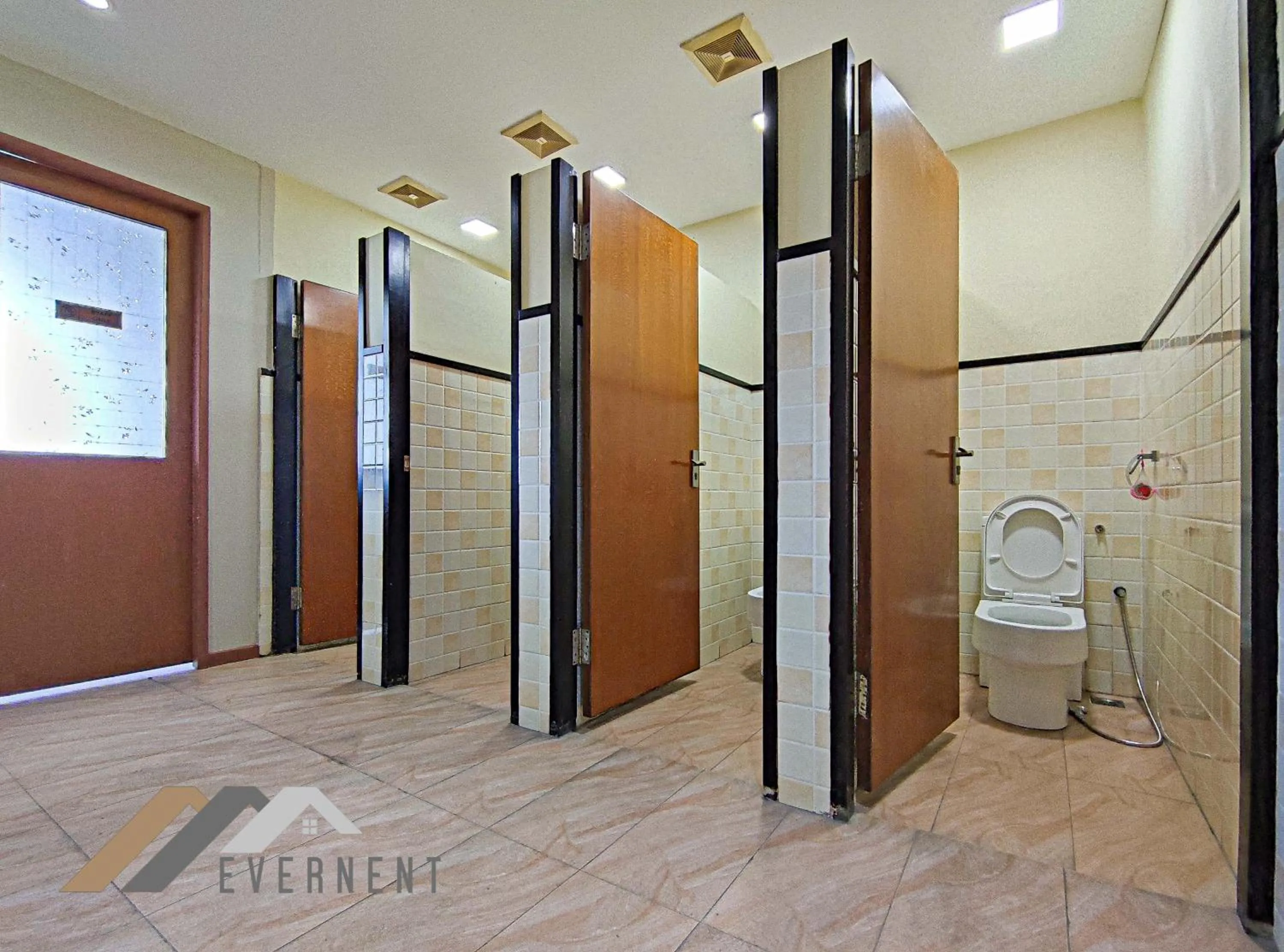 Public Bath in The Loft Hostel by Evernent