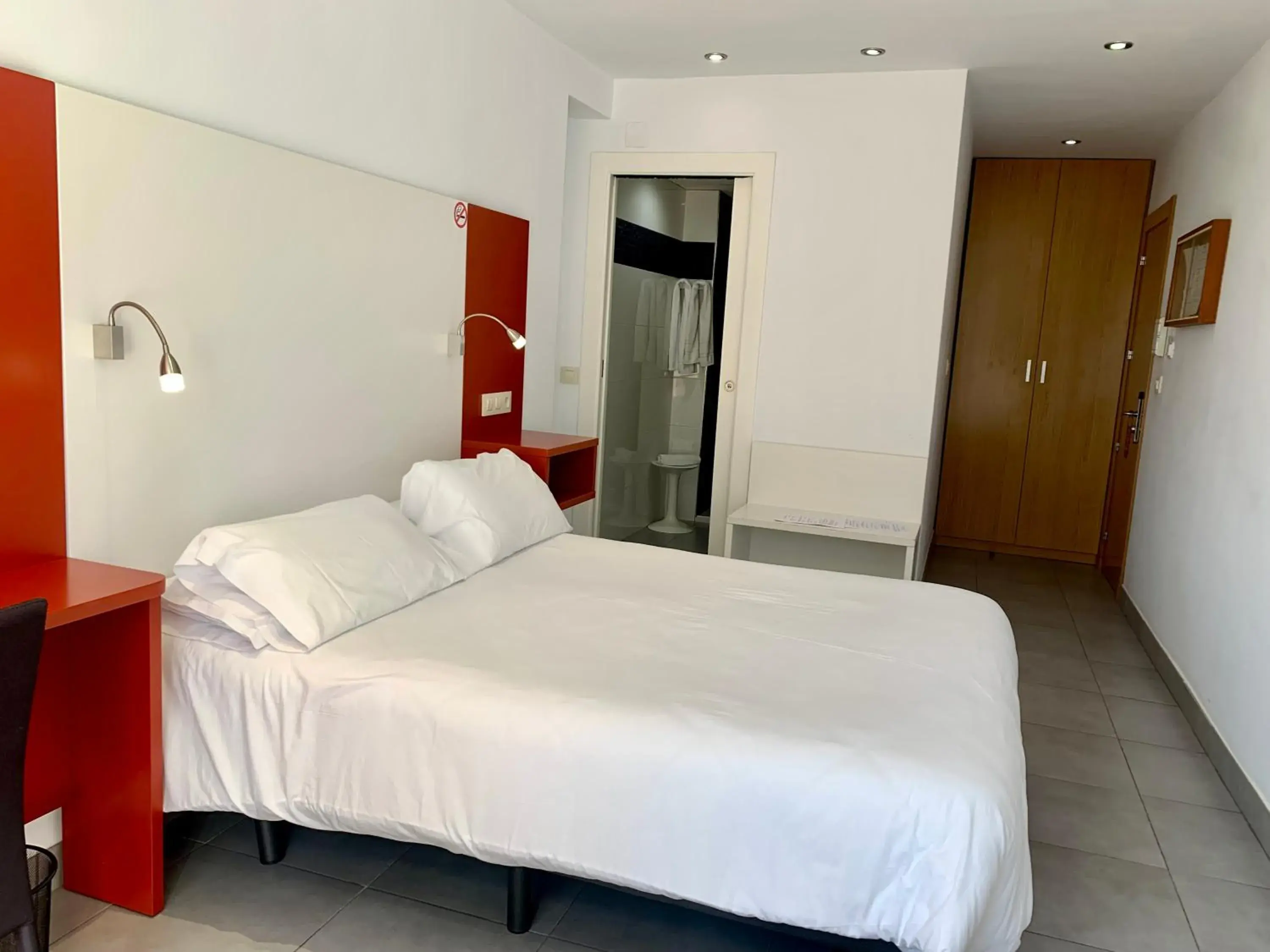 Shower, Bed in Hospedium Hotel Continental Shower, Bed in Hospedium Hotel Continental