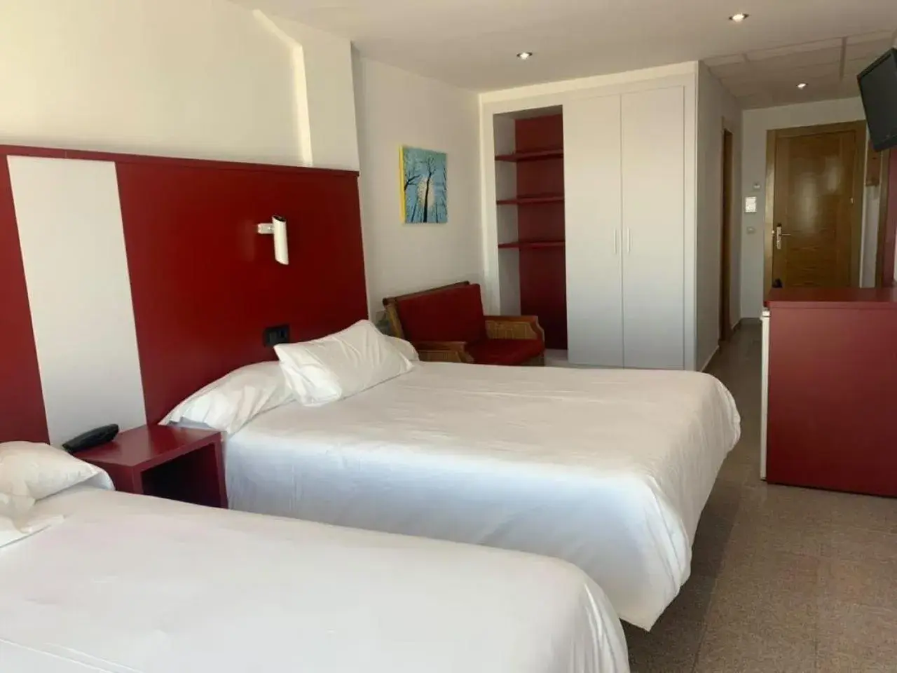 Shower, Bed in Hospedium Hotel Continental Shower, Bed in Hospedium Hotel Continental