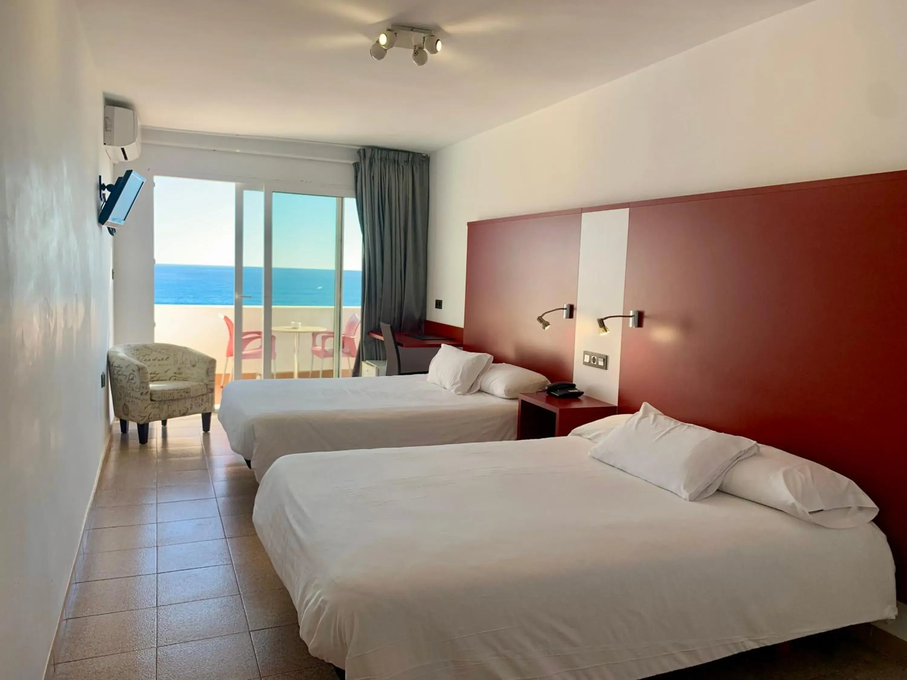 Shower, Bed in Hospedium Hotel Continental Shower, Bed in Hospedium Hotel Continental