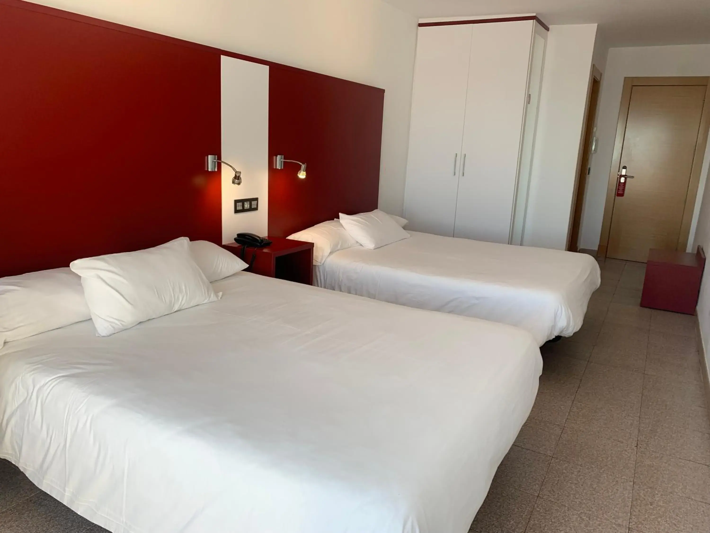 Shower, Bed in Hospedium Hotel Continental Shower, Bed in Hospedium Hotel Continental