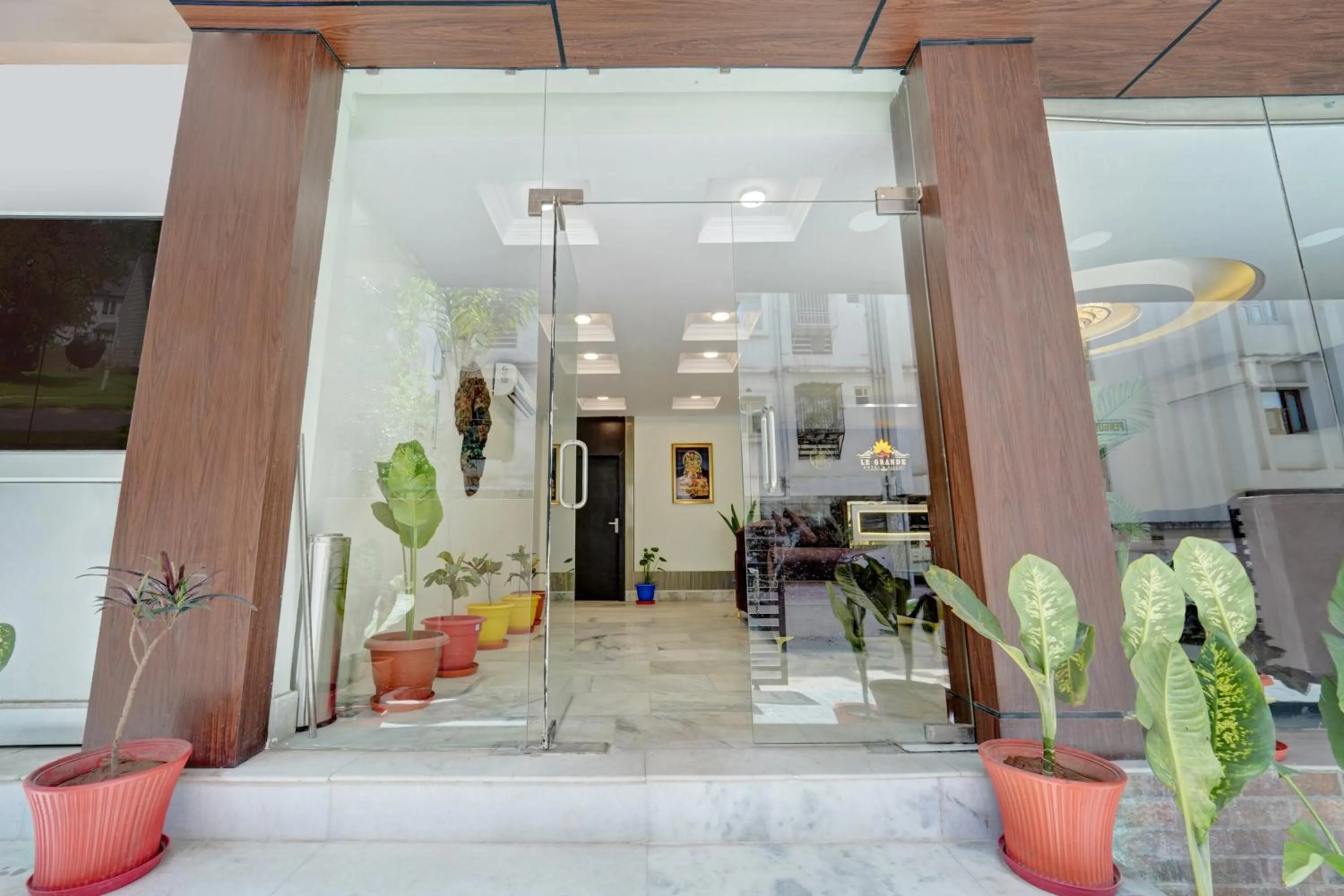 Facade/entrance in Super Hotel O Le Grande Hotel & Banquet