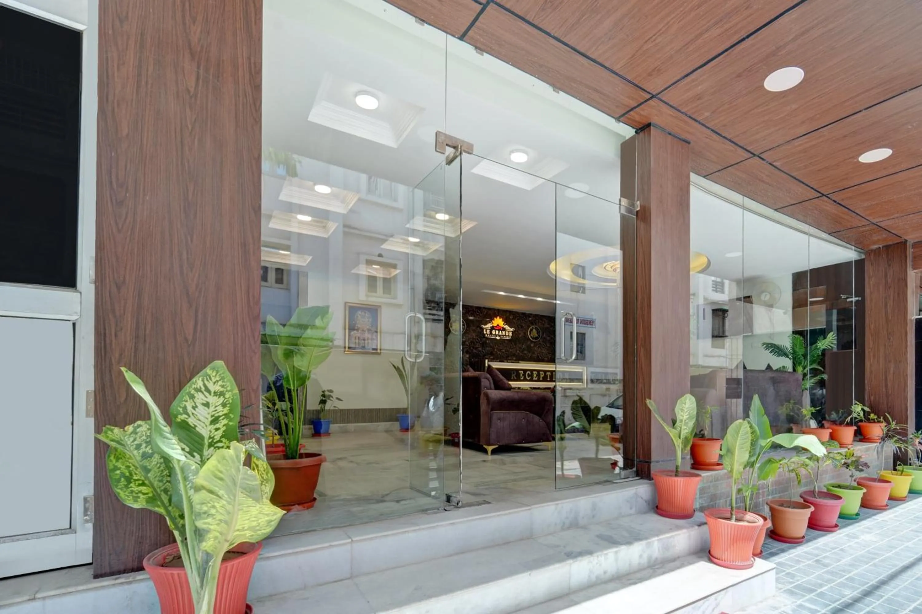 Facade/entrance in Super Hotel O Le Grande Hotel & Banquet