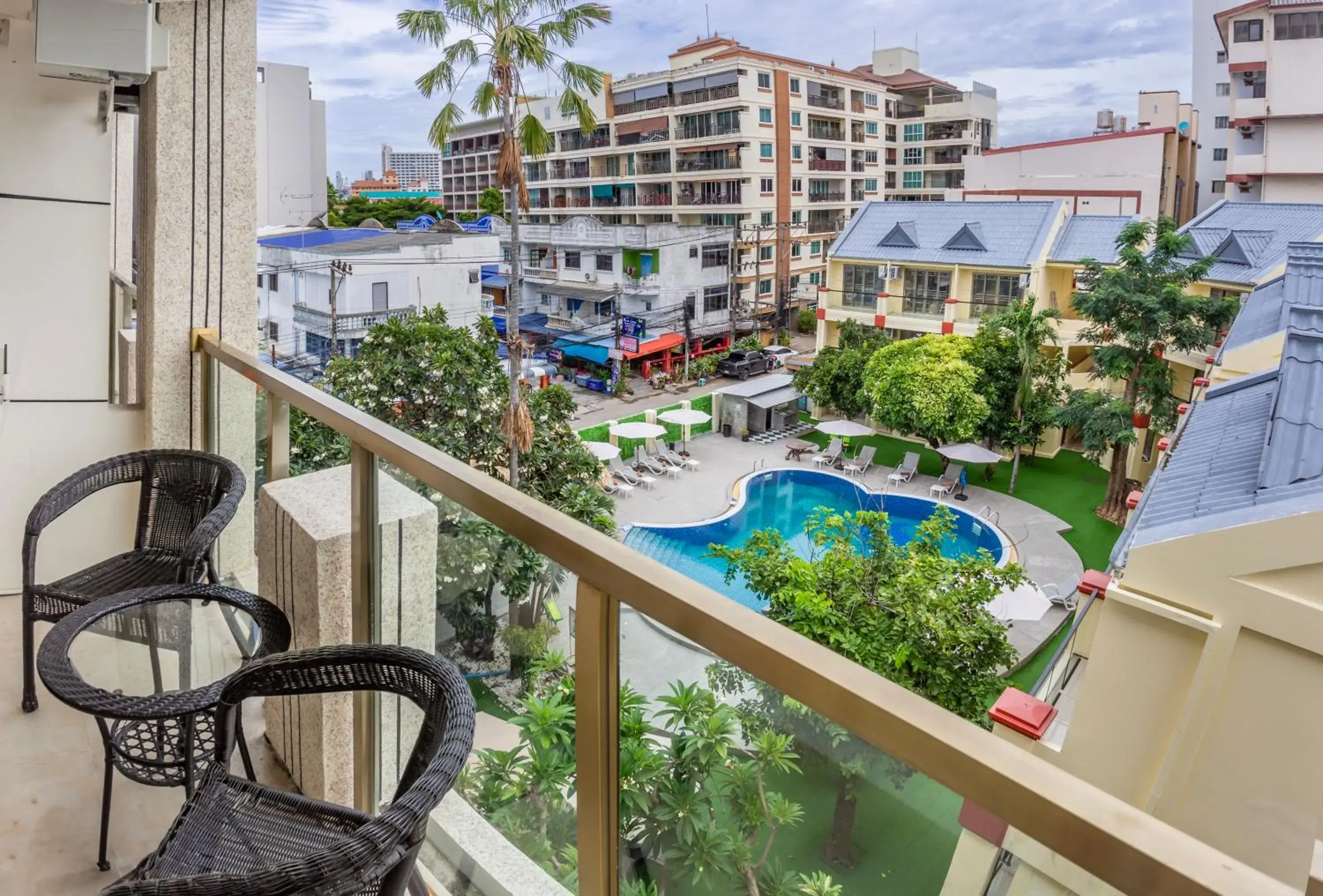 Deluxe Double or Twin Room with Pool View in Mermaid Beach Resort Deluxe Double or Twin Room with Pool View in Mermaid Beach Resort