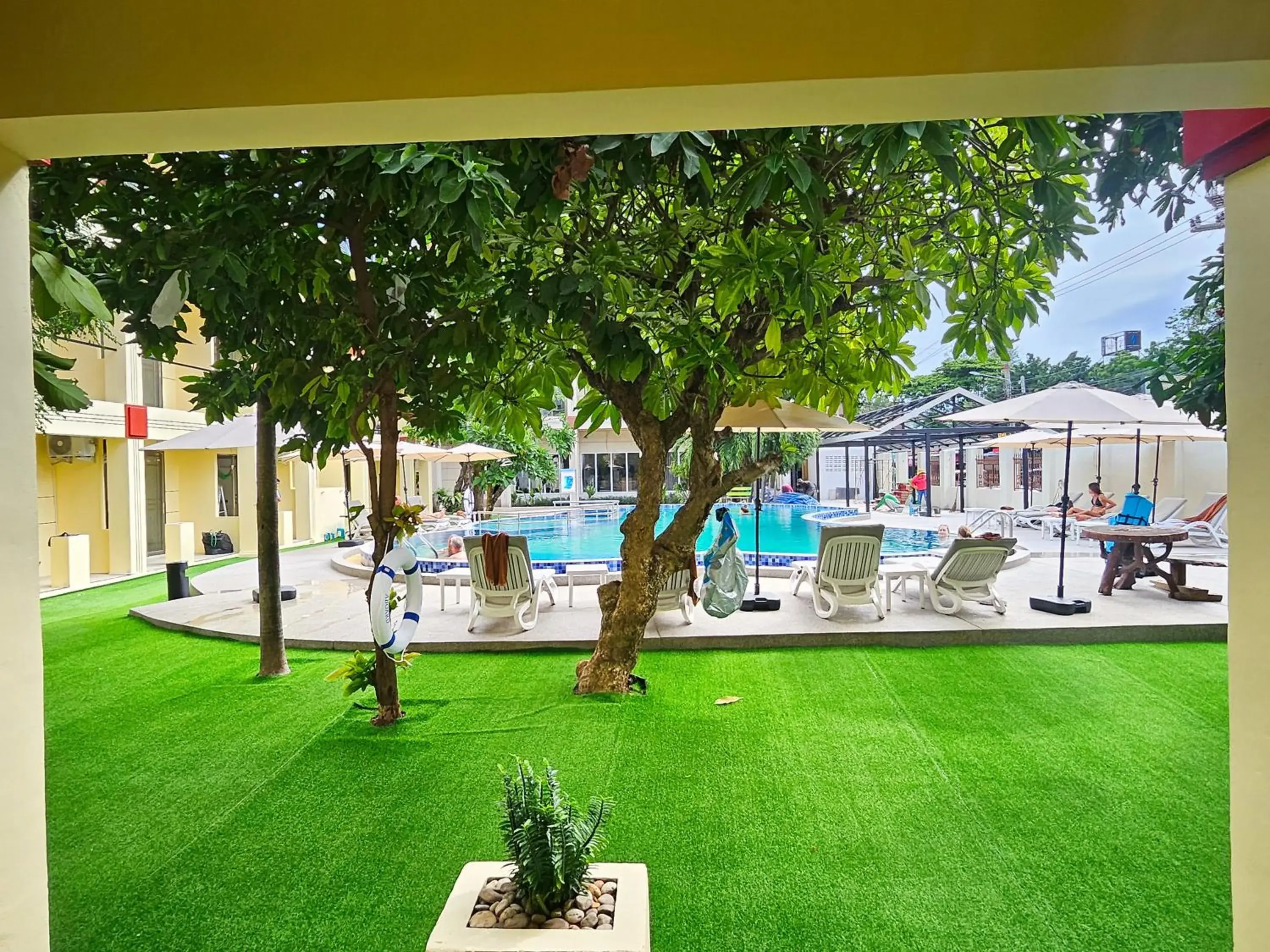 Deluxe Double or Twin Room with Pool Access in Mermaid Beach Resort Deluxe Double or Twin Room with Pool Access in Mermaid Beach Resort