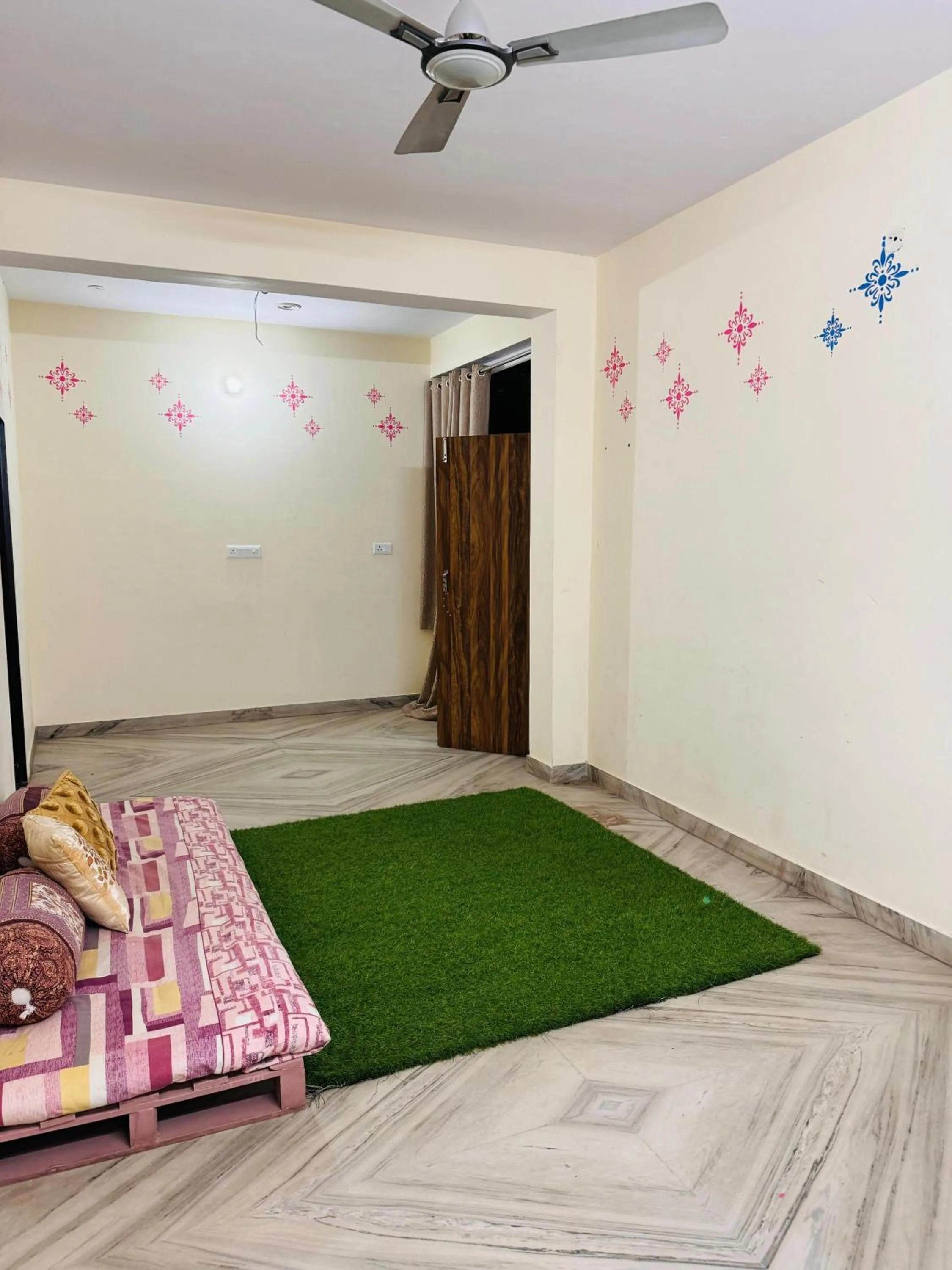 Living room, Bed in Jaipur View