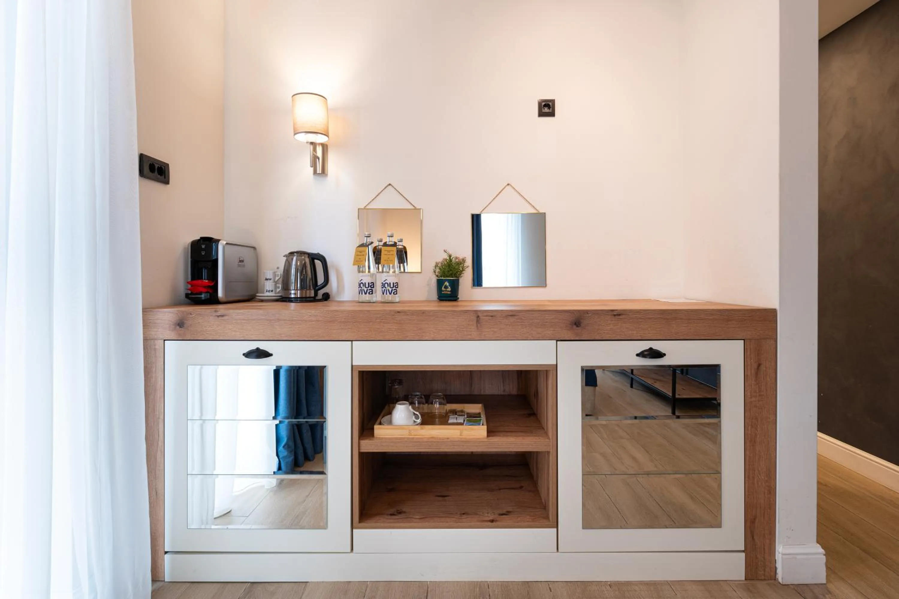 Coffee/tea facilities in Invictus Hotel