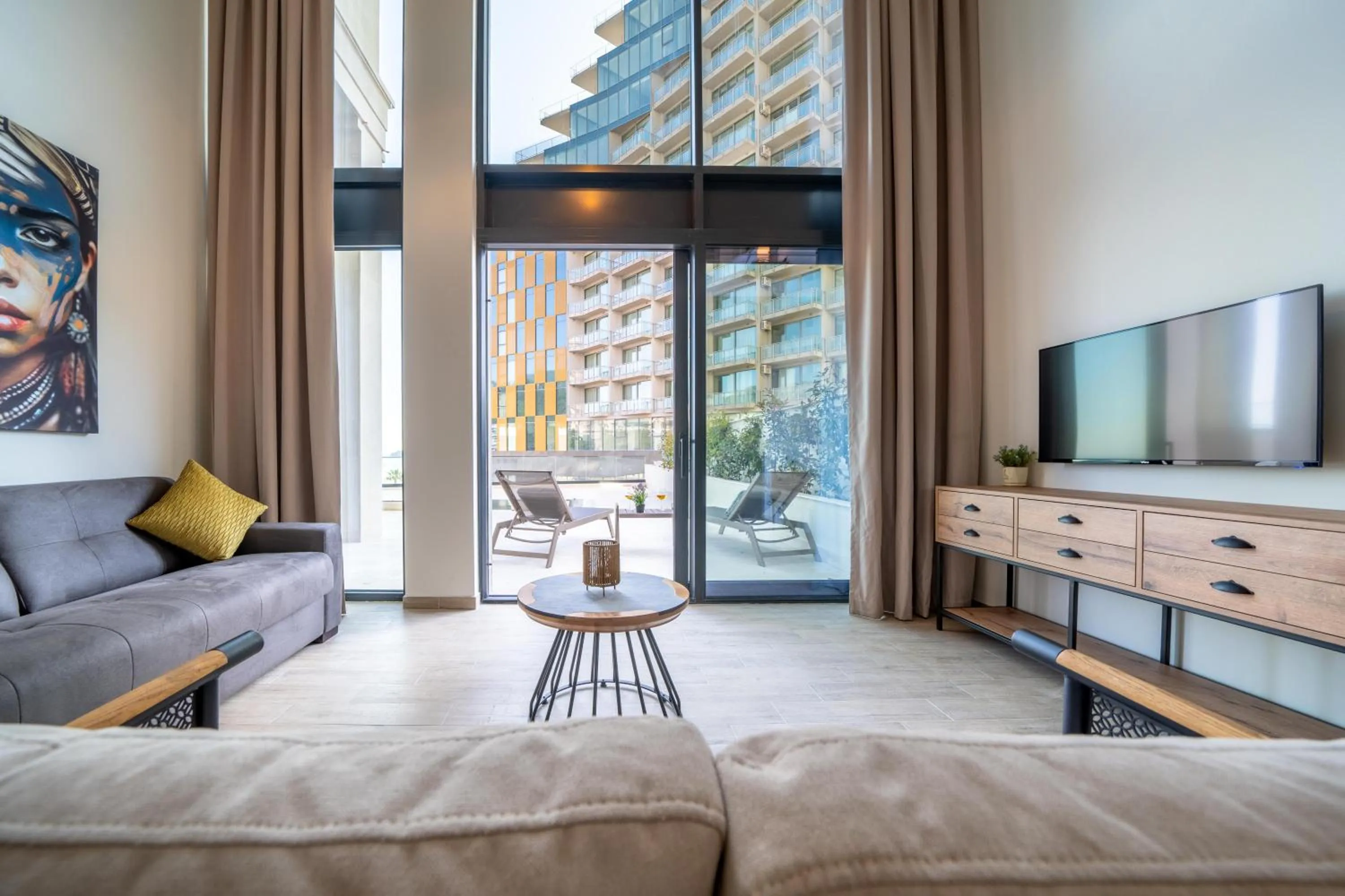 Patio, Bed in Invictus Hotel