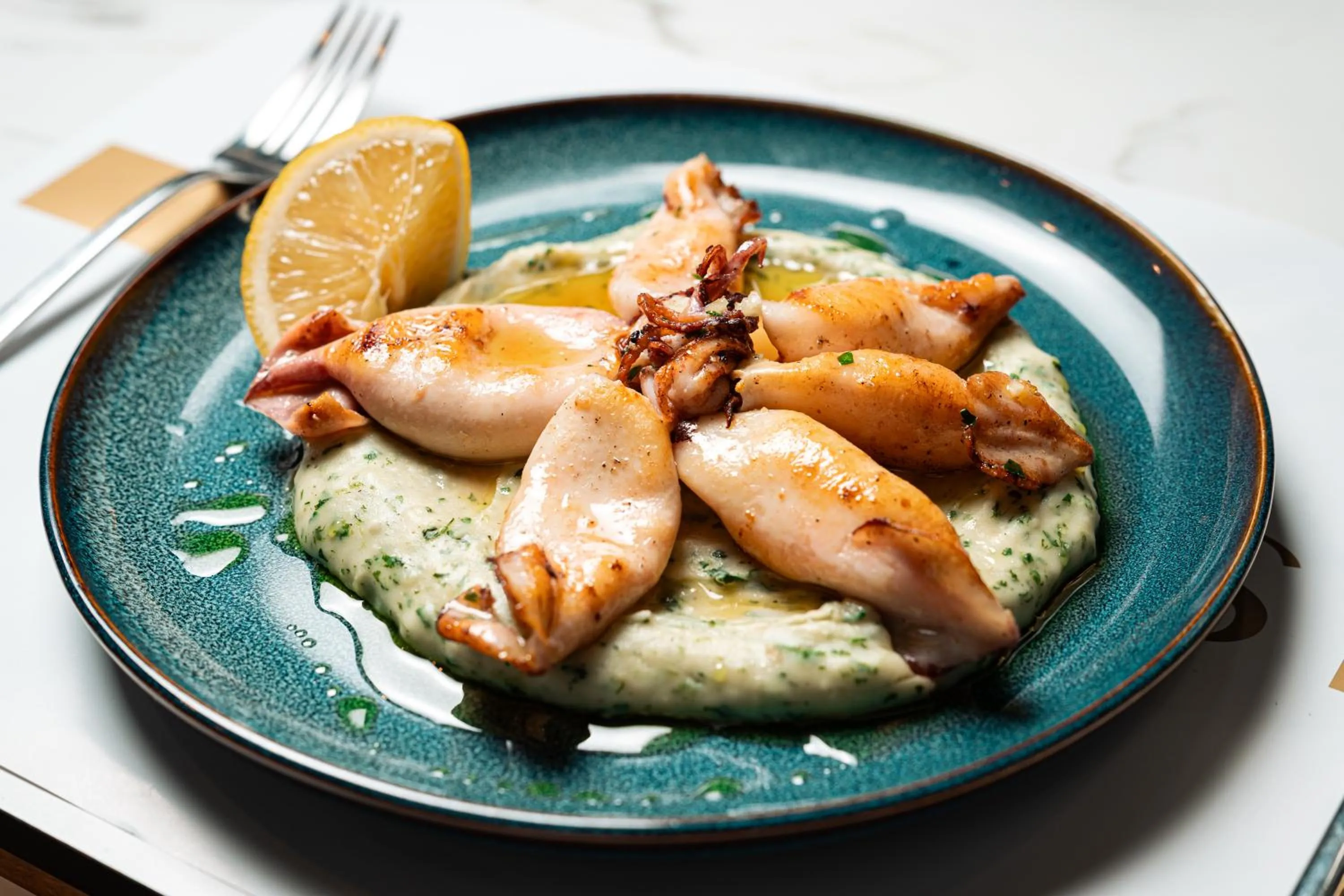 Restaurant/places to eat in Invictus Hotel