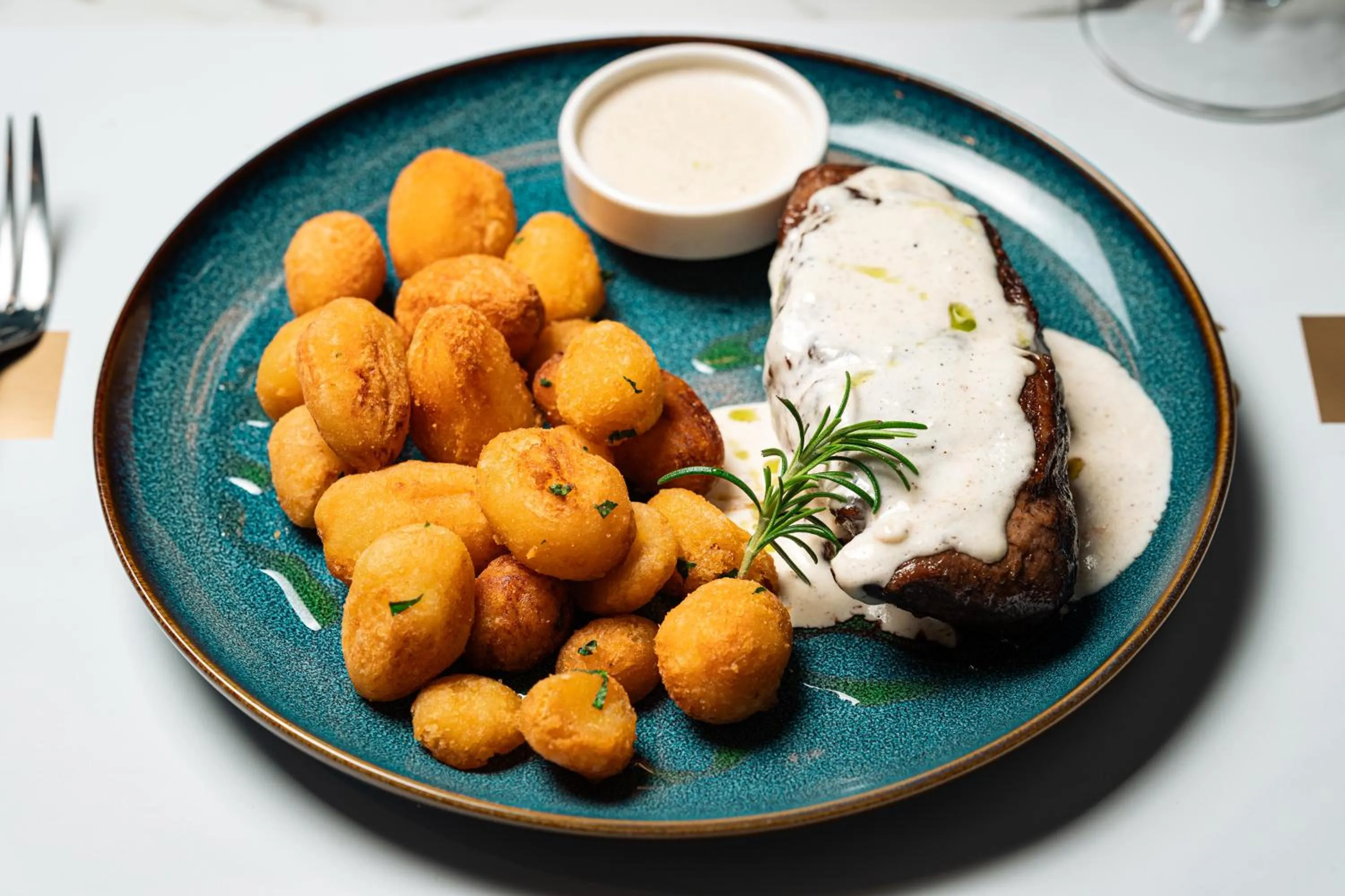 Restaurant/places to eat in Invictus Hotel