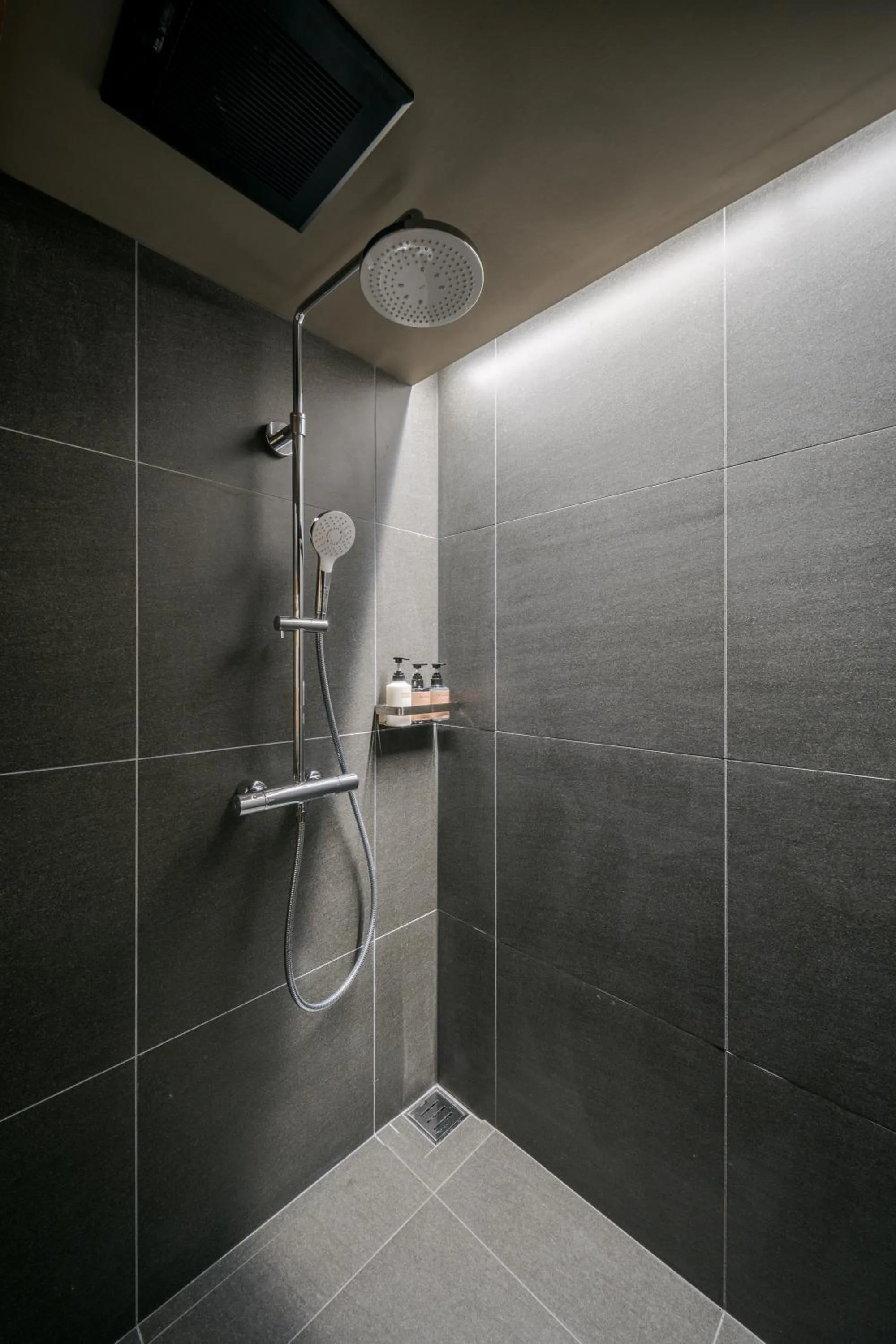 Shower in ANJIN Gosho Ebisugawa