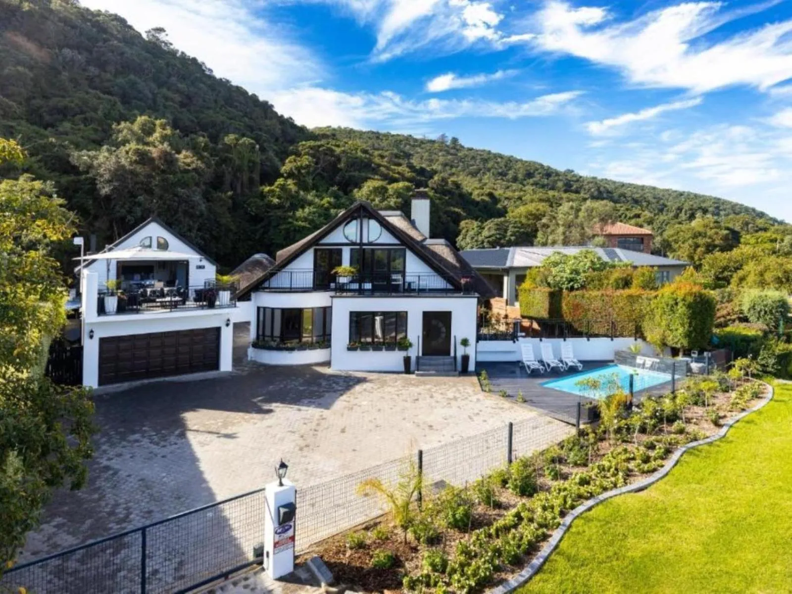 Property building in Cloverleigh Guest House