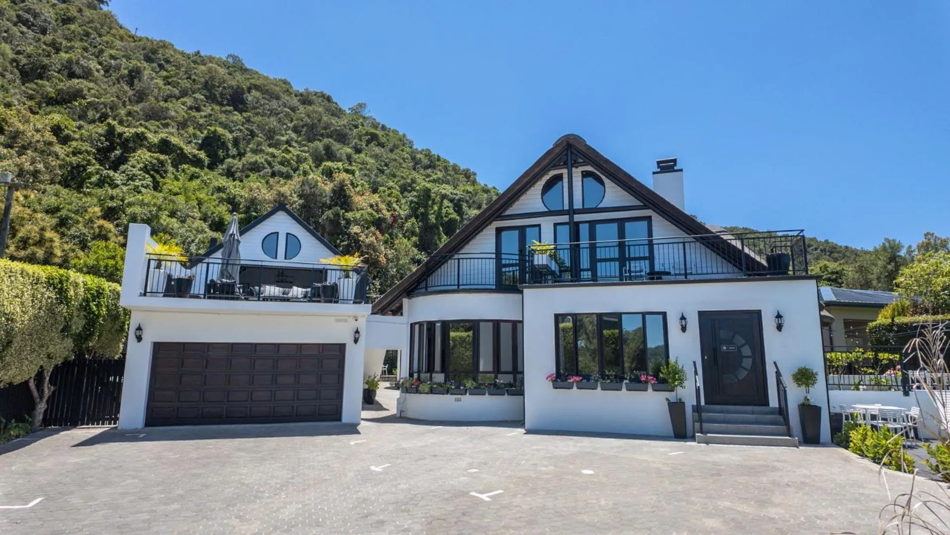 Property building in Cloverleigh Guest House