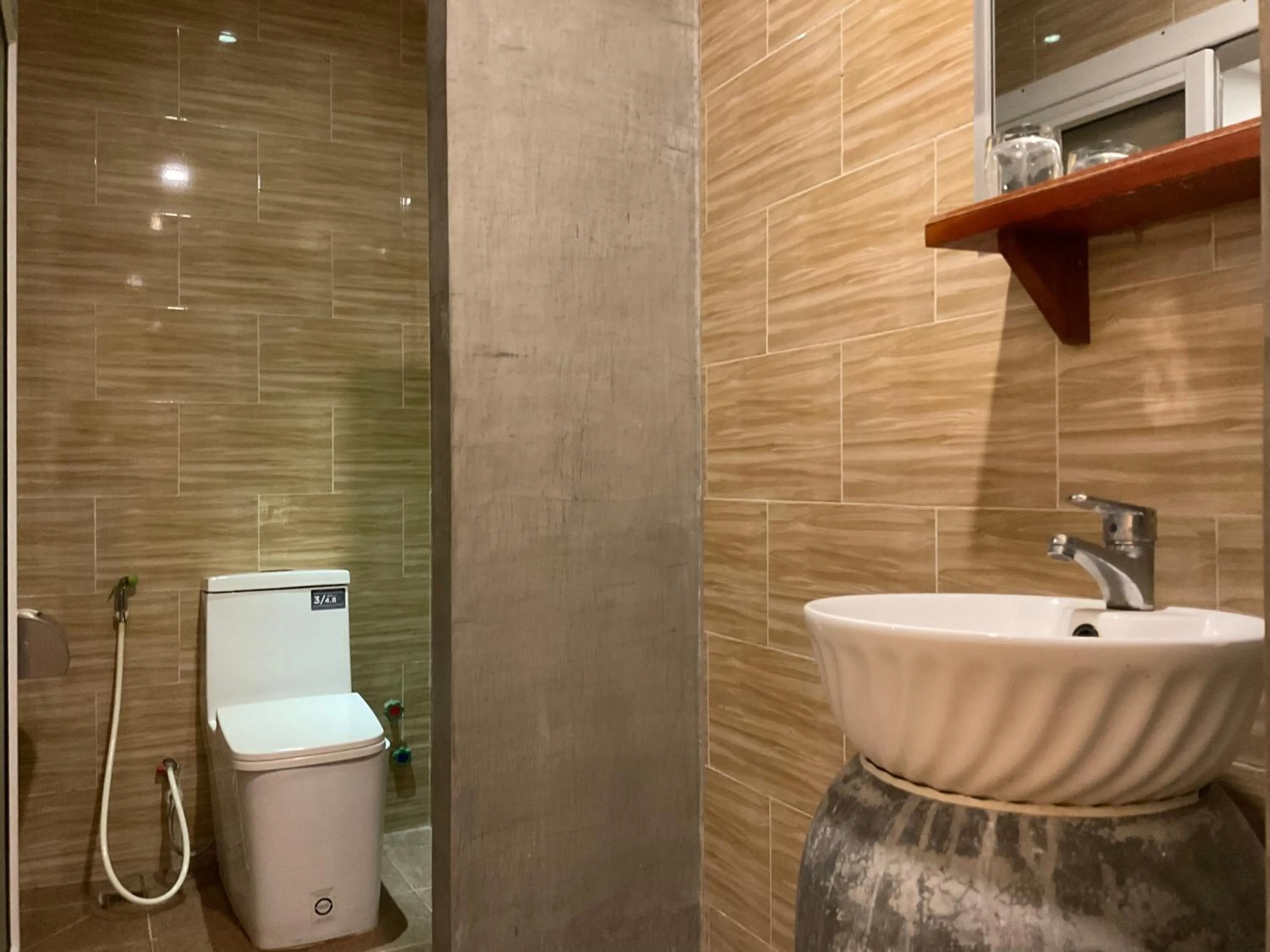 Toilet in Nico's Hotel 2