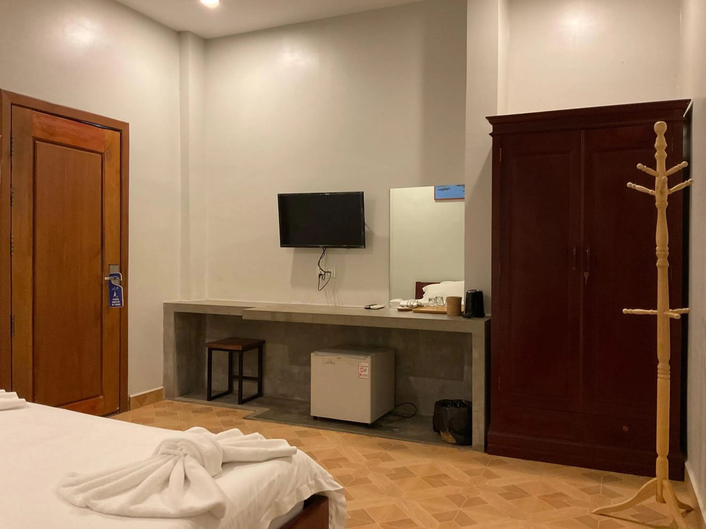 Bedroom, Bed in Nico's Hotel 2