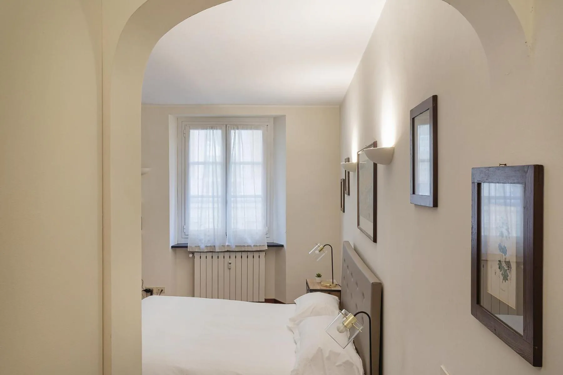 Bed in Elegant Studio in the City Center by Wonderful Italy