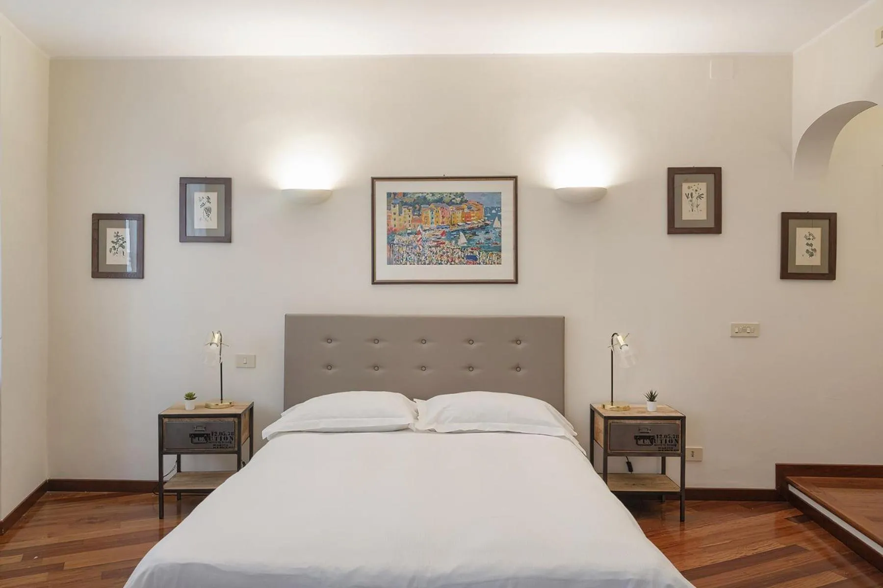 Bed in Elegant Studio in the City Center by Wonderful Italy