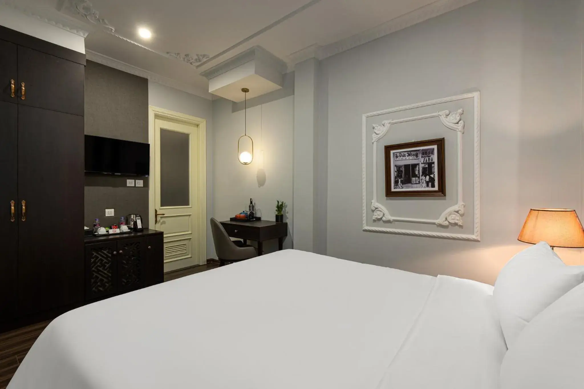 TV and multimedia, Bed in Avani Central Hanoi Hotel TV and multimedia, Bed in Avani Central Hanoi Hotel