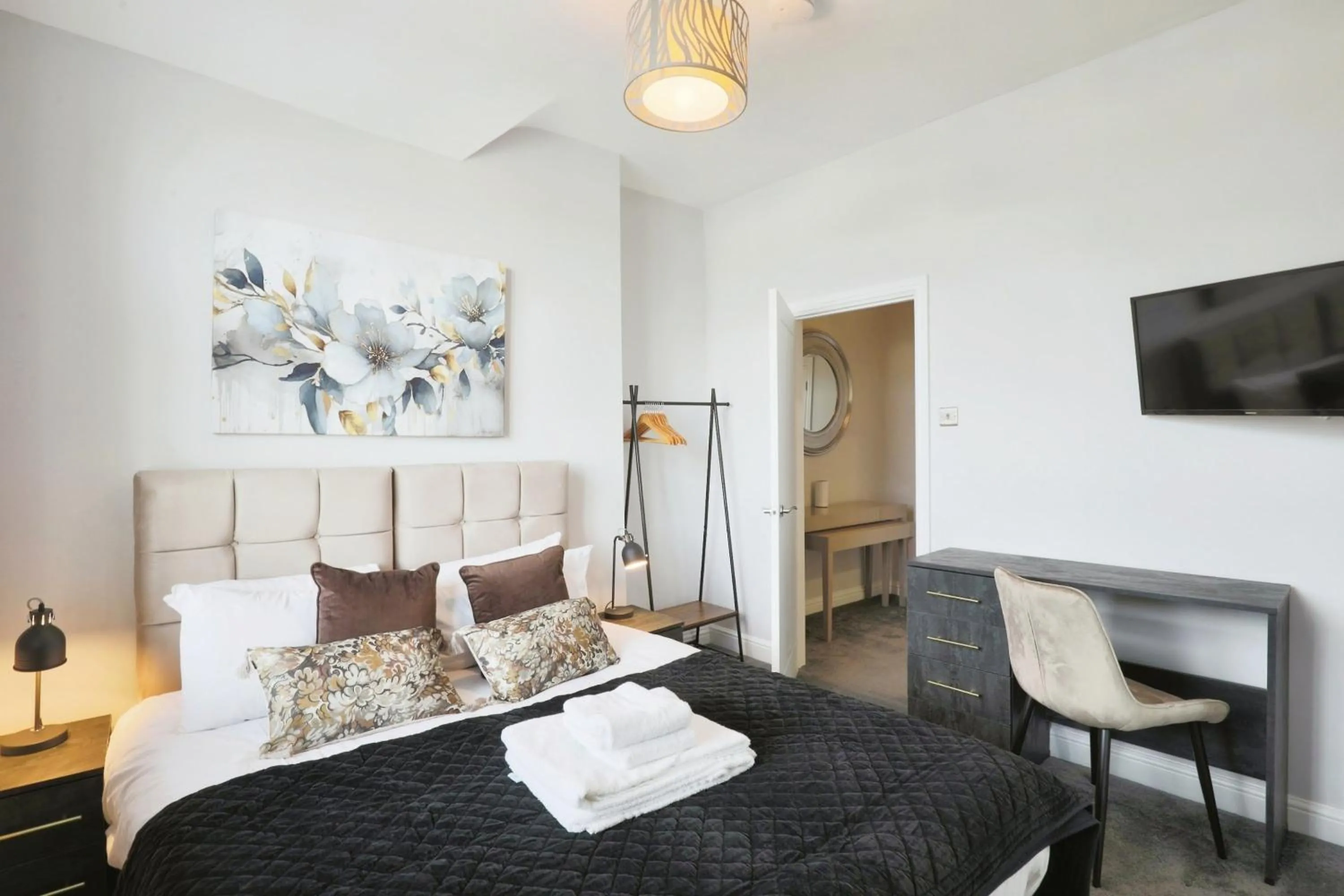 Large Luxury Home in Solihull - Sleeps 14 near NEC & BHX