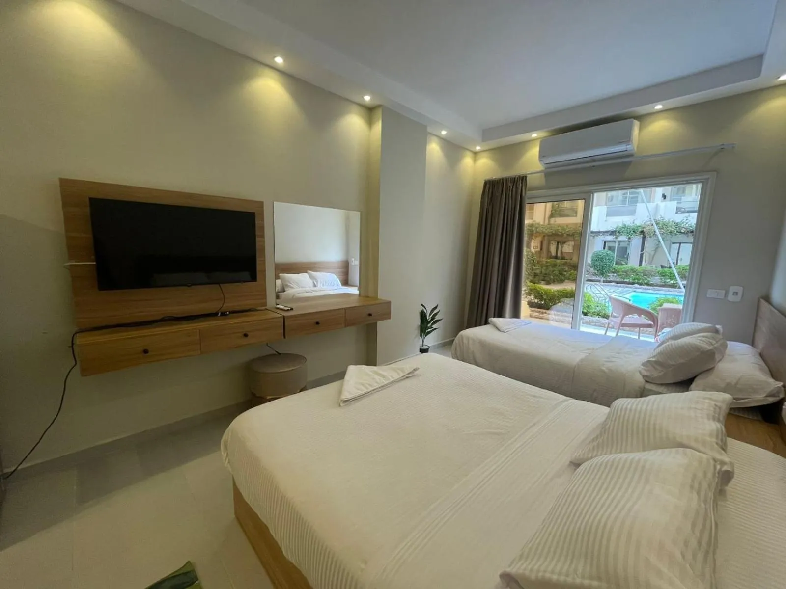 Bed in Florenza Khamsin Resort
