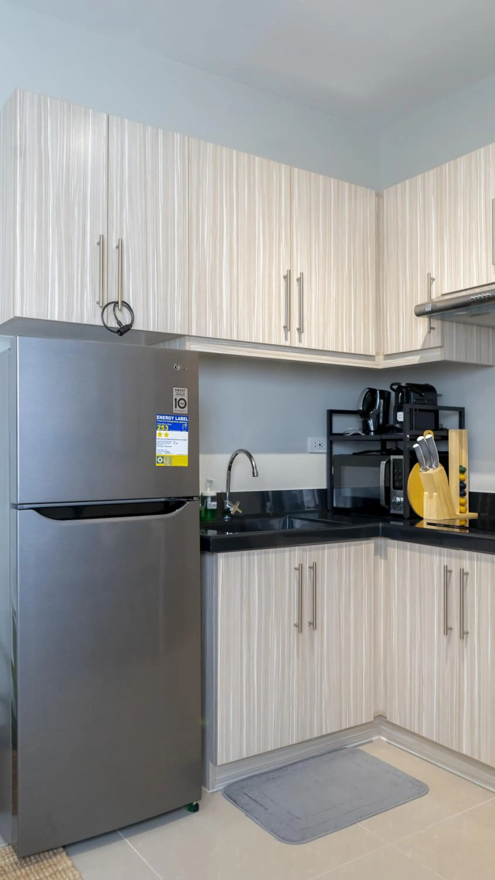 Kitchen or kitchenette in Cozy 1-bed unit near SRP Talisay Cebu